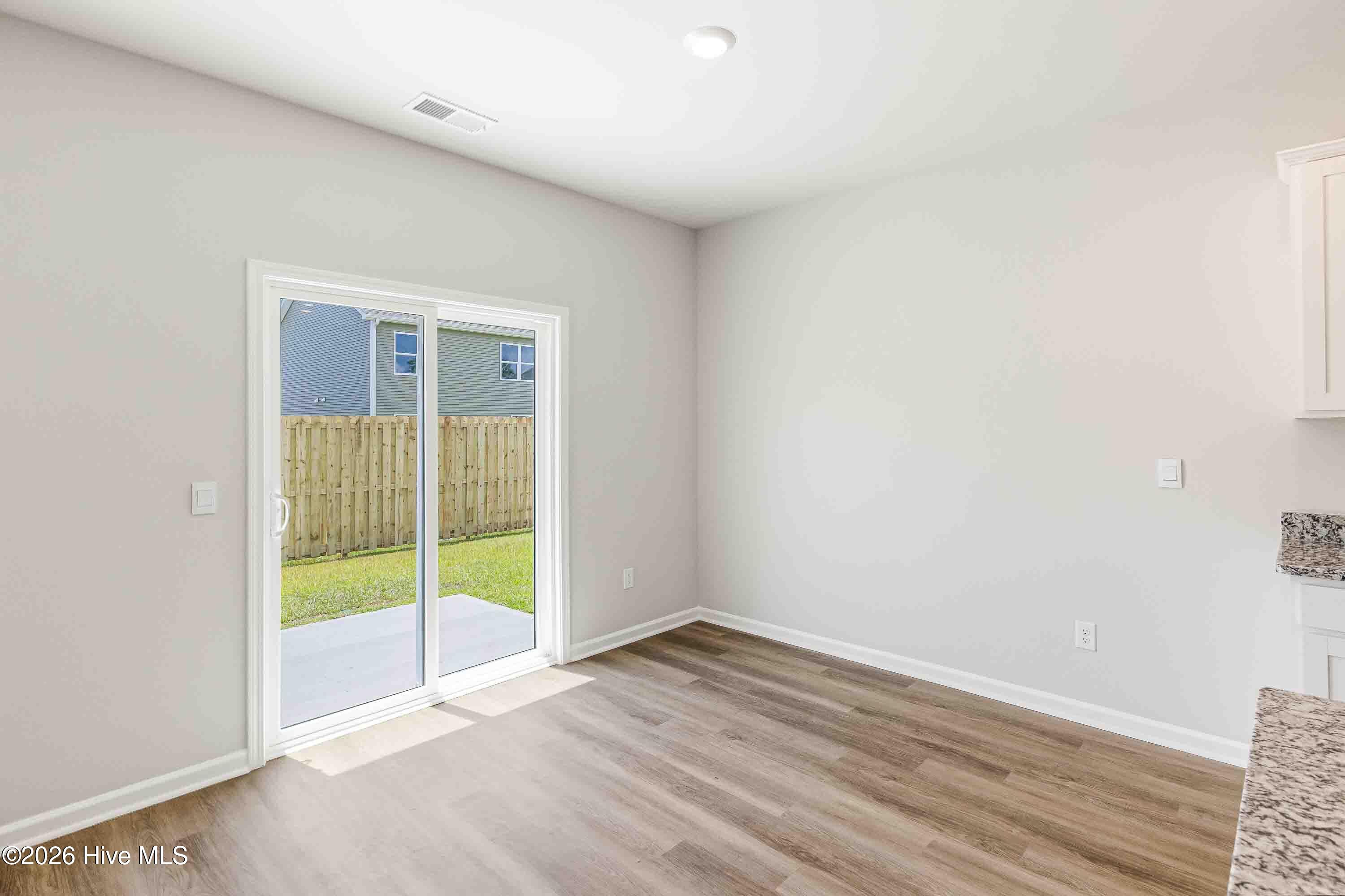 100556870 | Photo 14