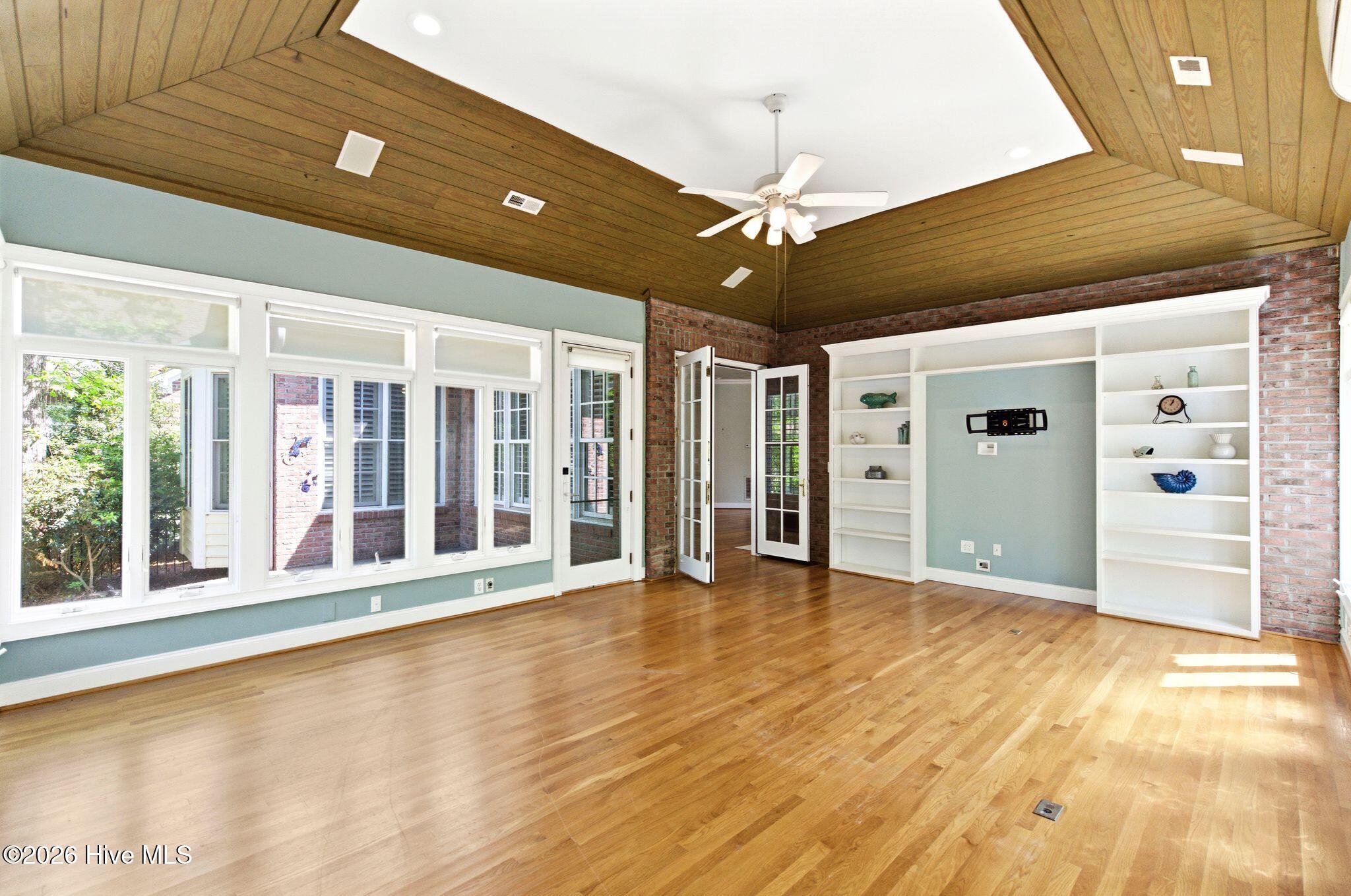 100567139 | Photo 22