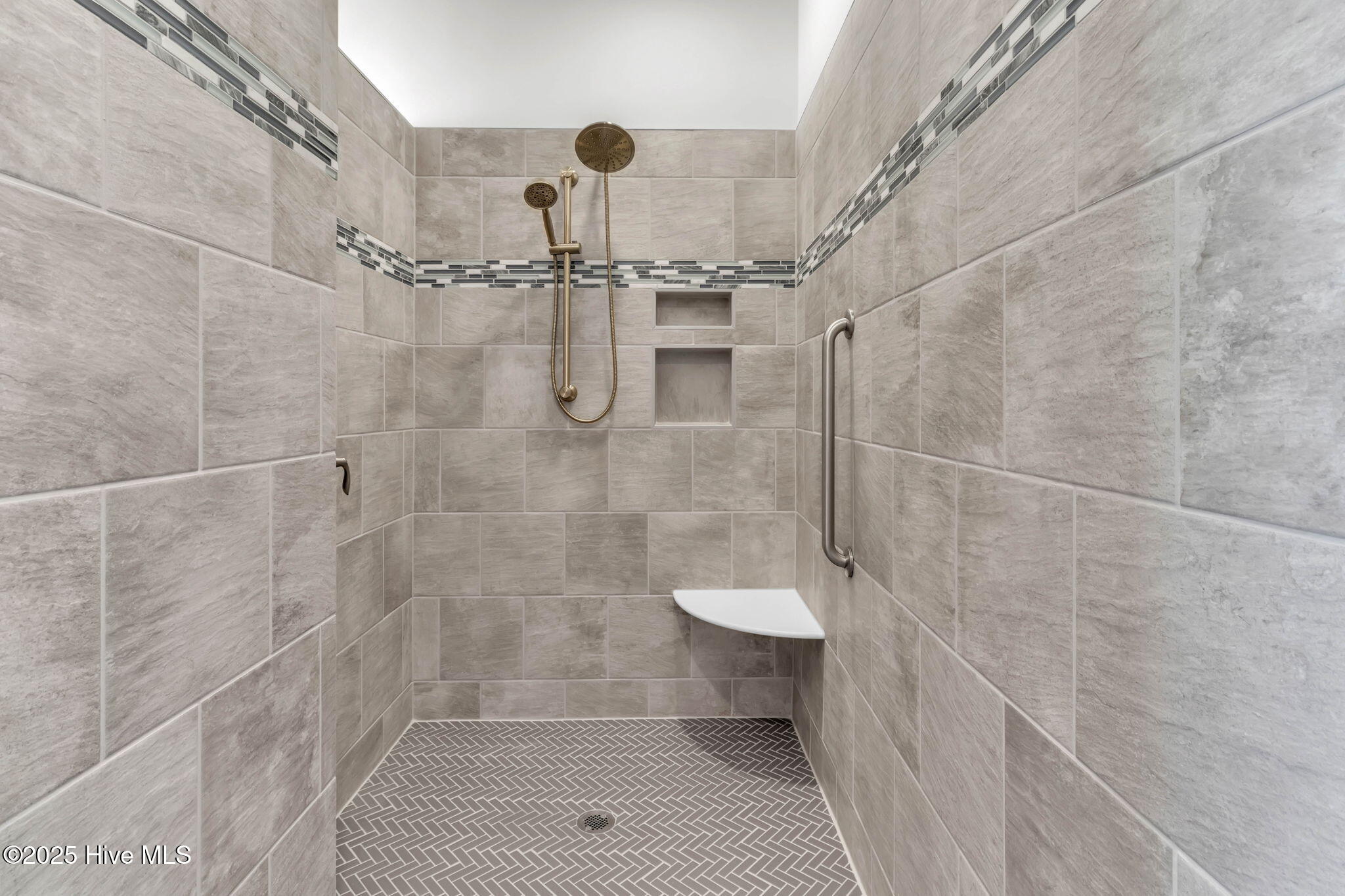 100567325 | Photo 24