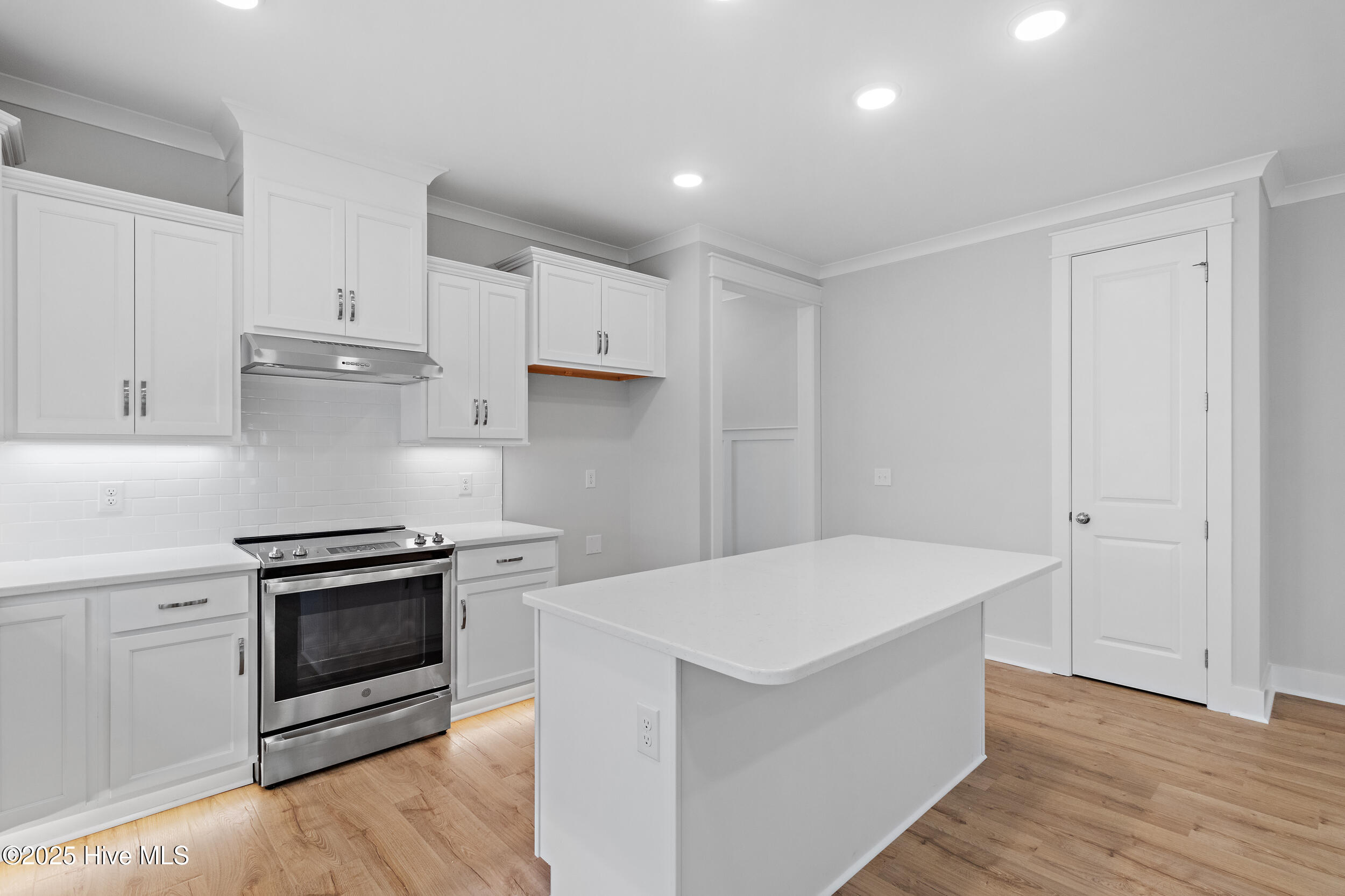 2062 Greenside Manor Drive SW, Ocean Isle Beach, NC 28469 – photo 12: 18_kitchen