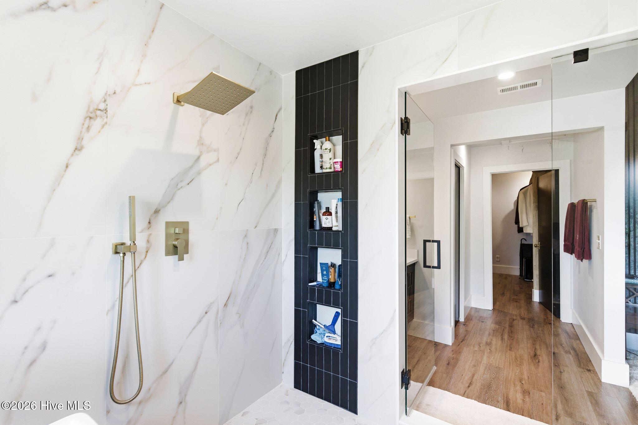 100568012 | Photo 55