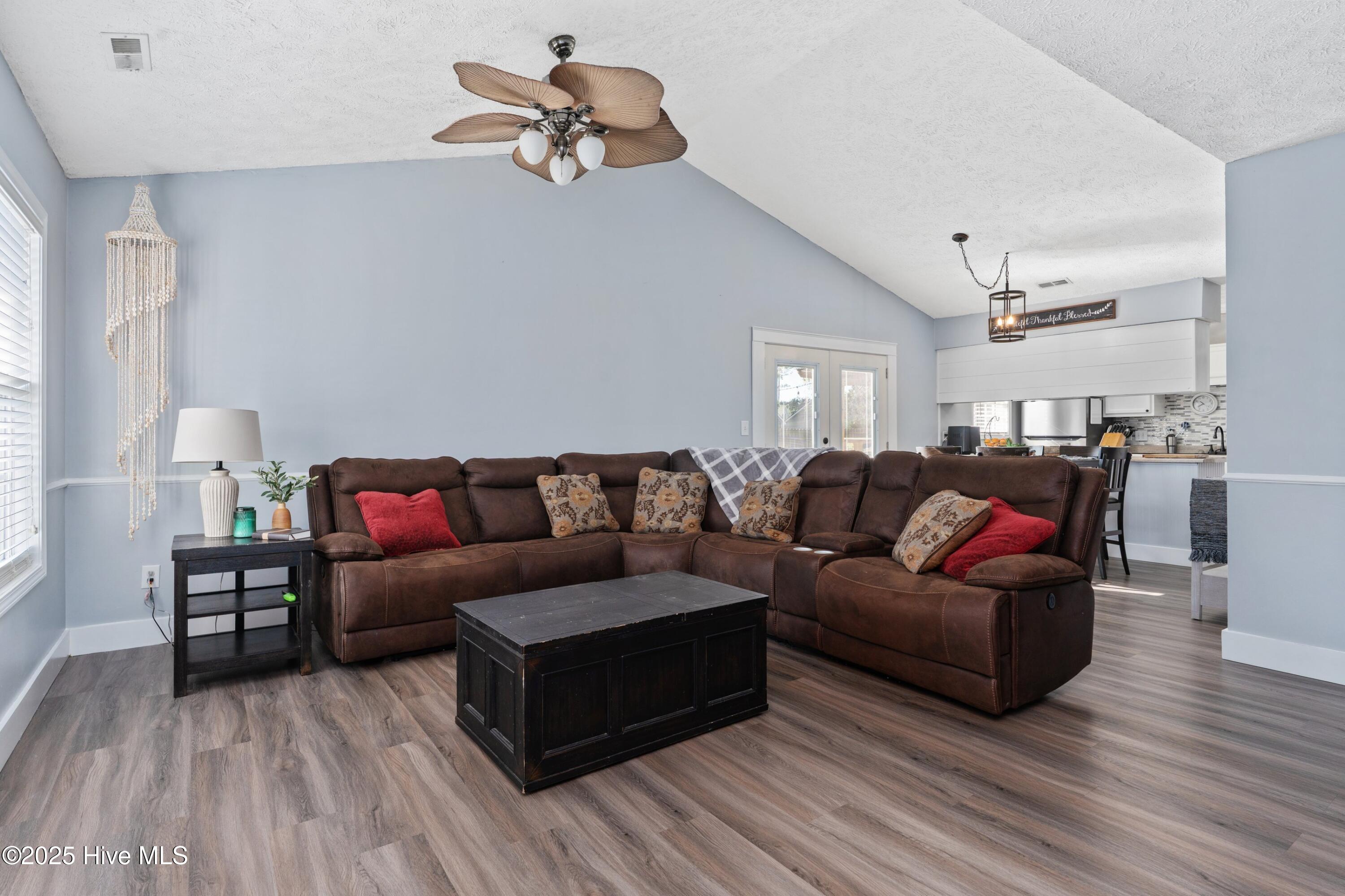 100542996 | Photo 14