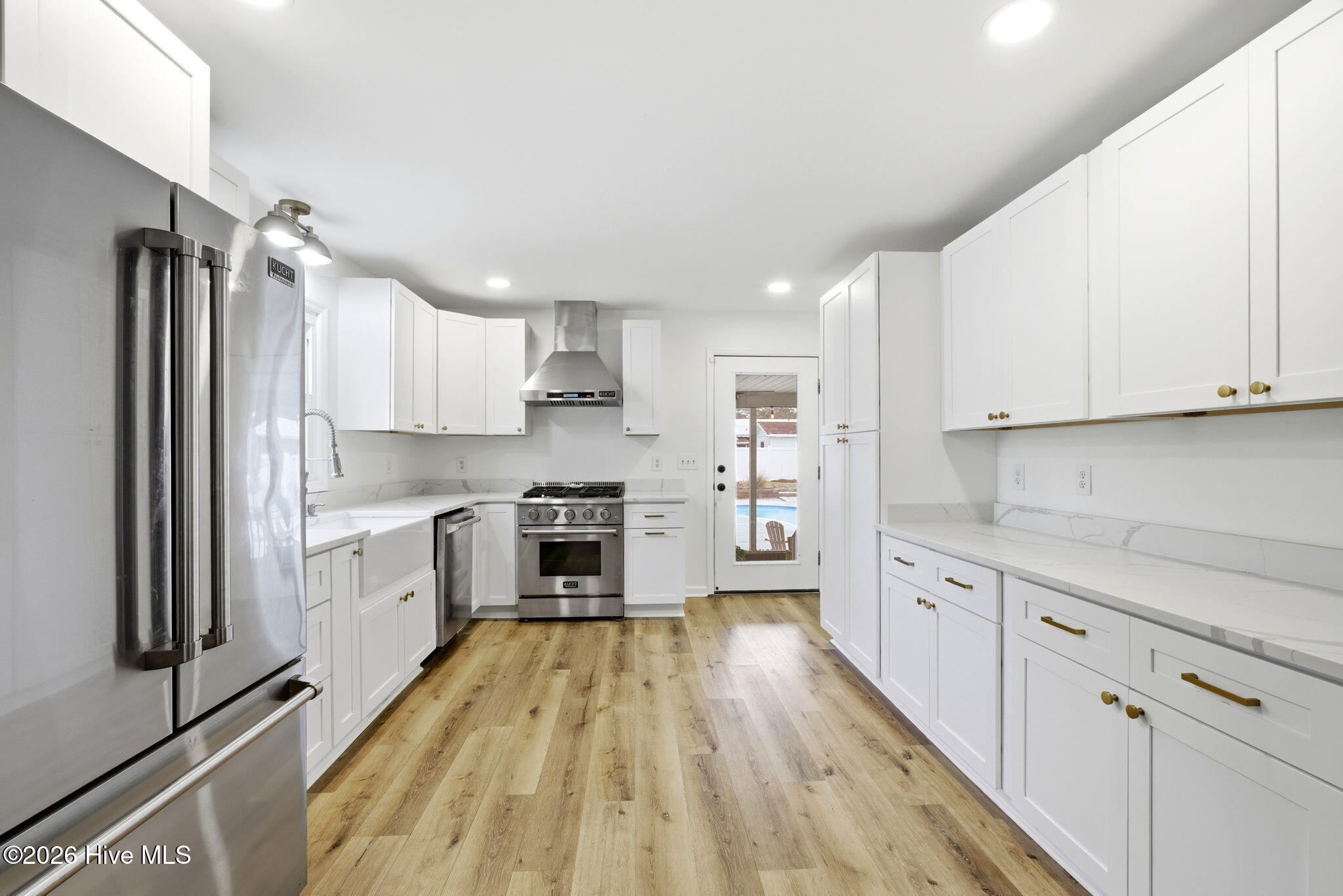 100557062 | Photo 12