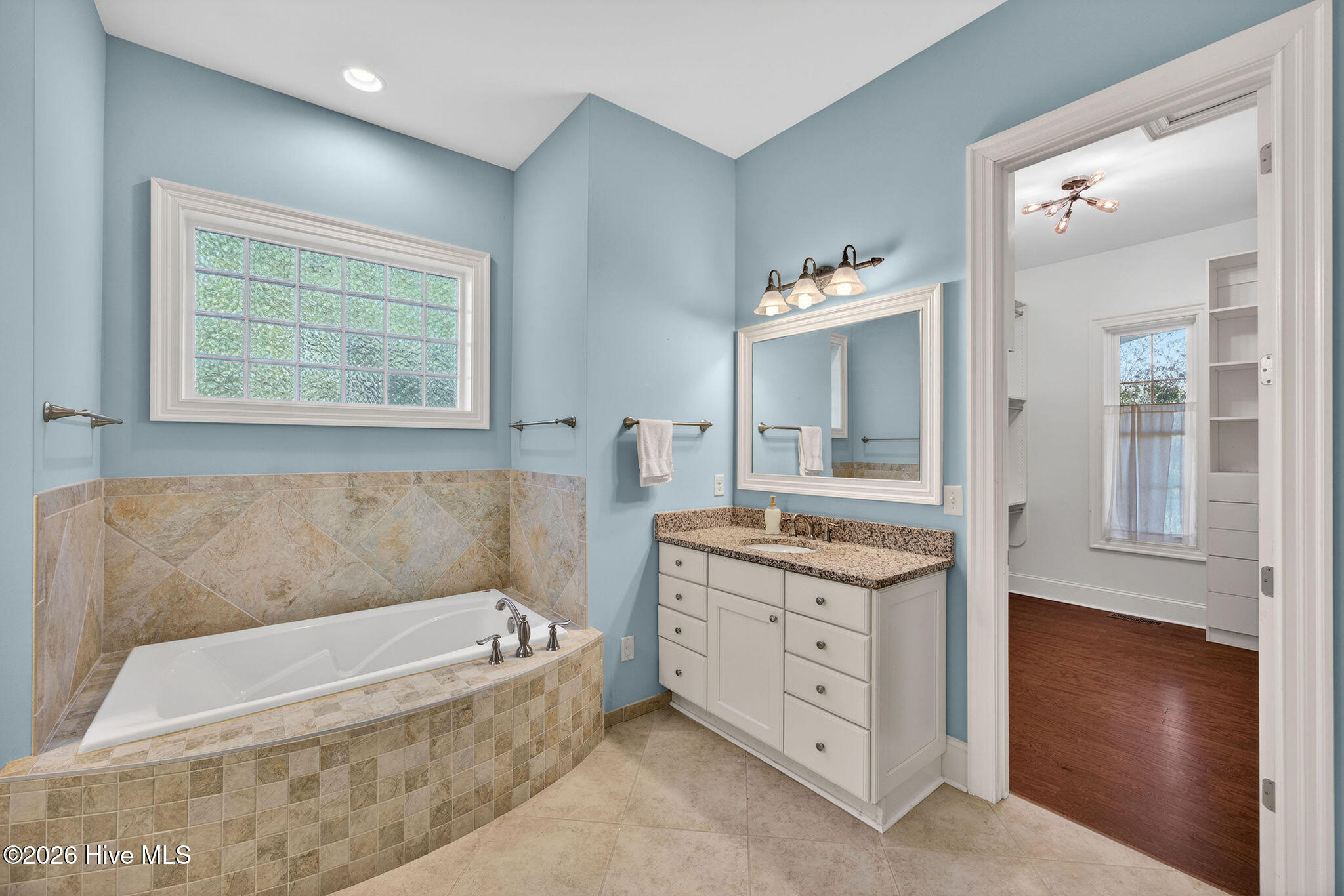 100566414 | Photo 42