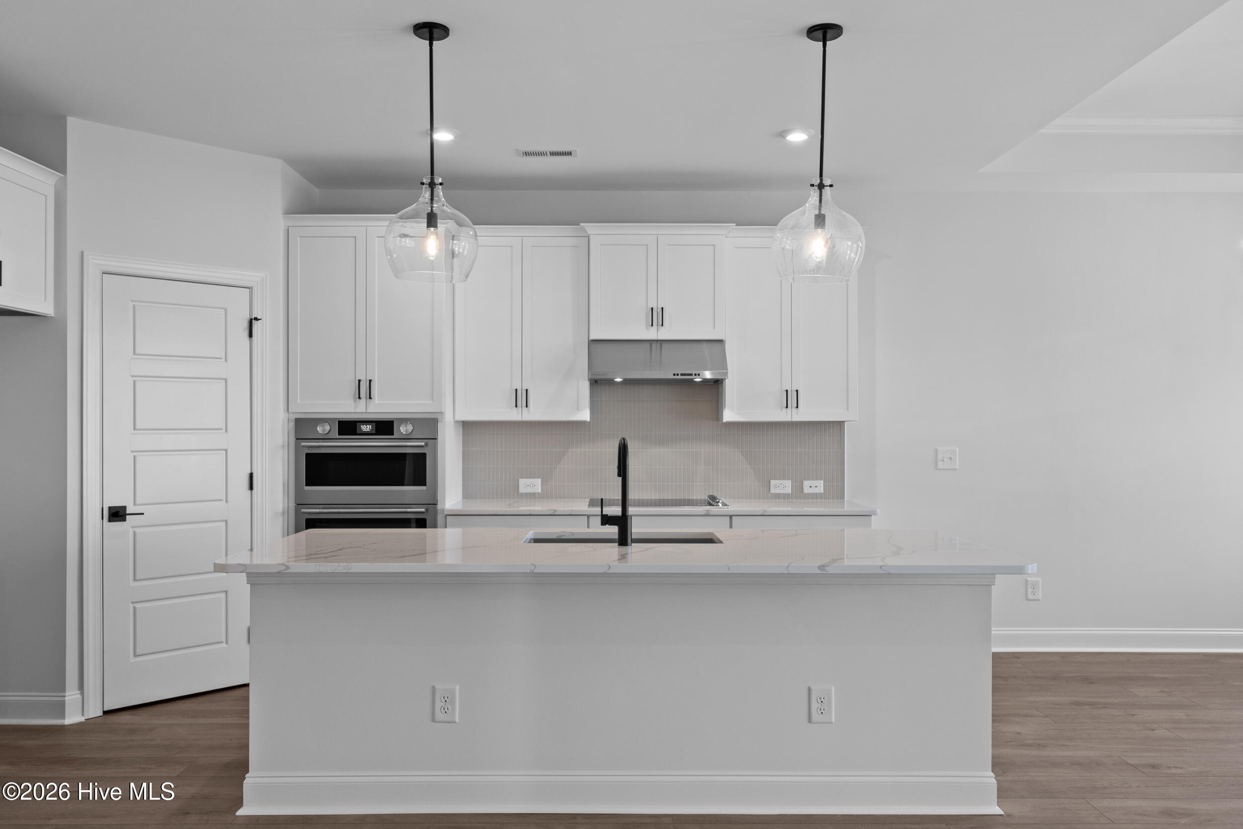 100533479 | Photo 13