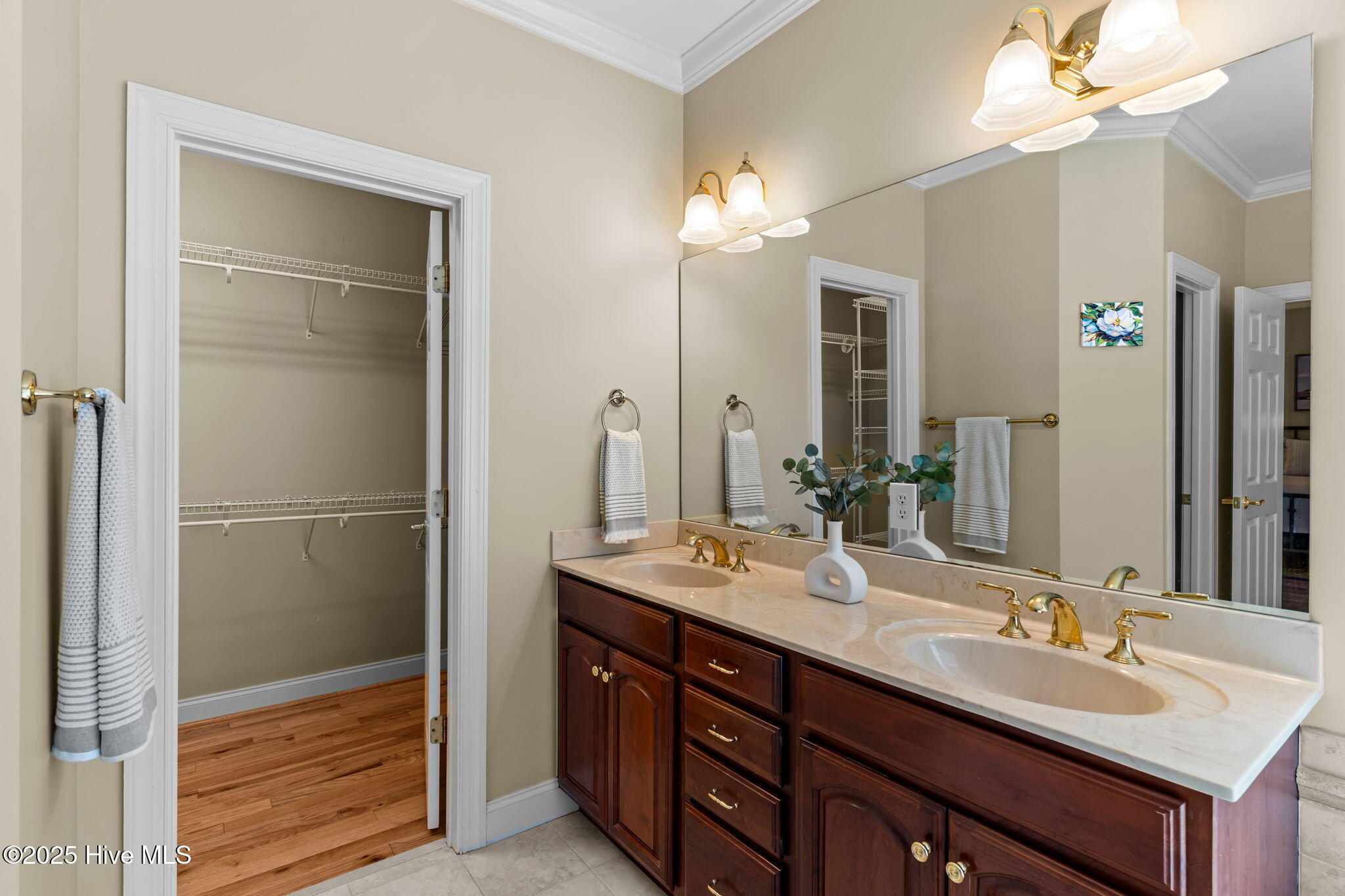 100524076 | Photo 25