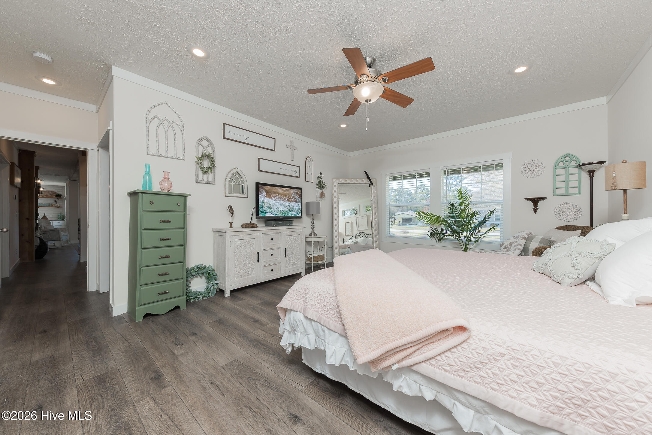 100563969 | Photo 30