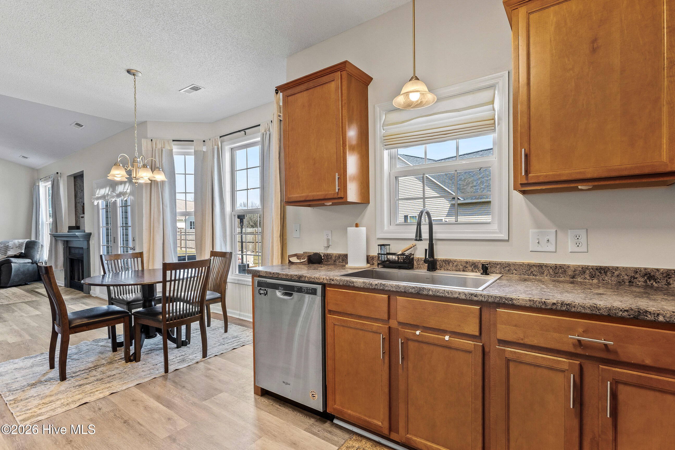 100558370 | Photo 10