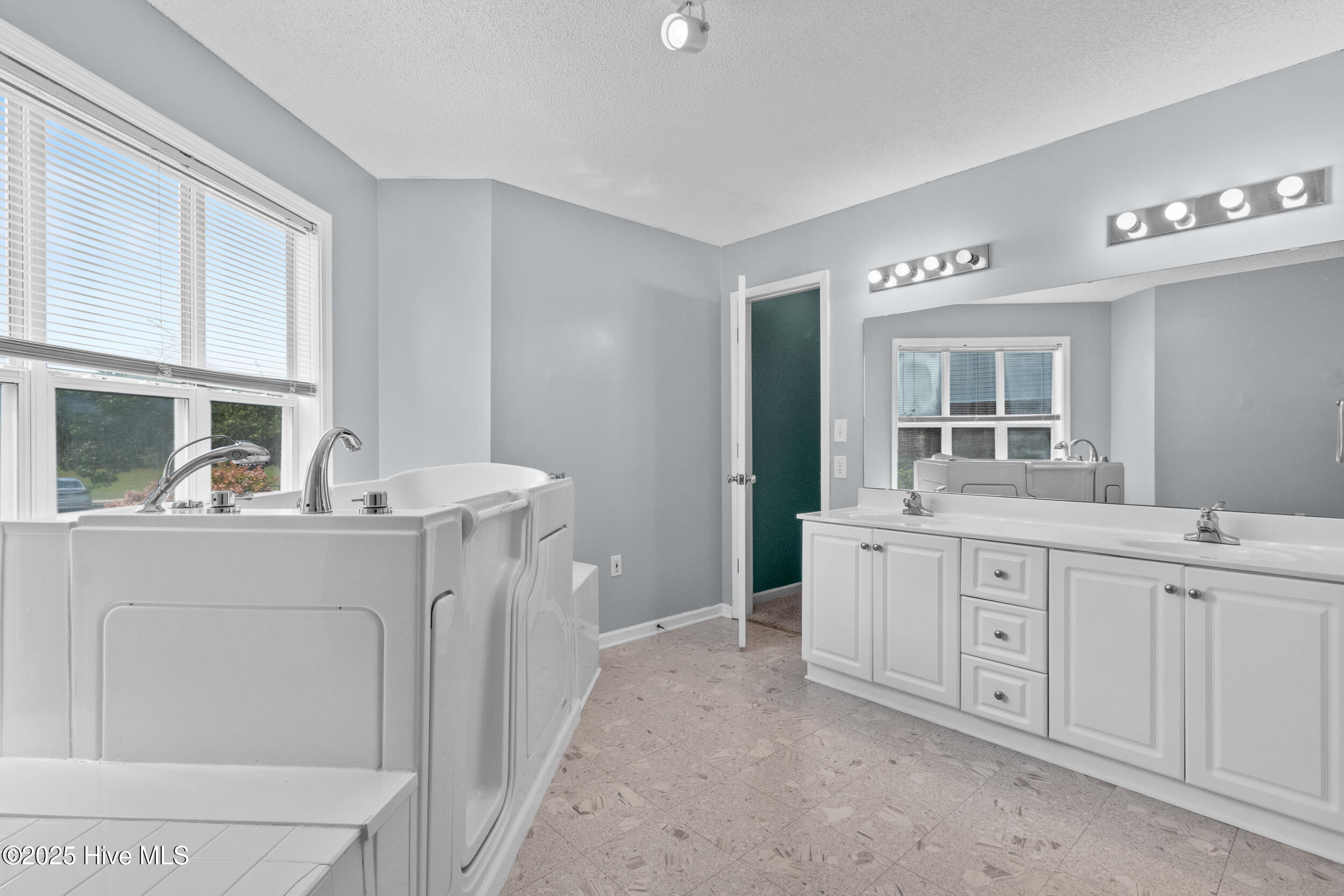 100528795 | Photo 23