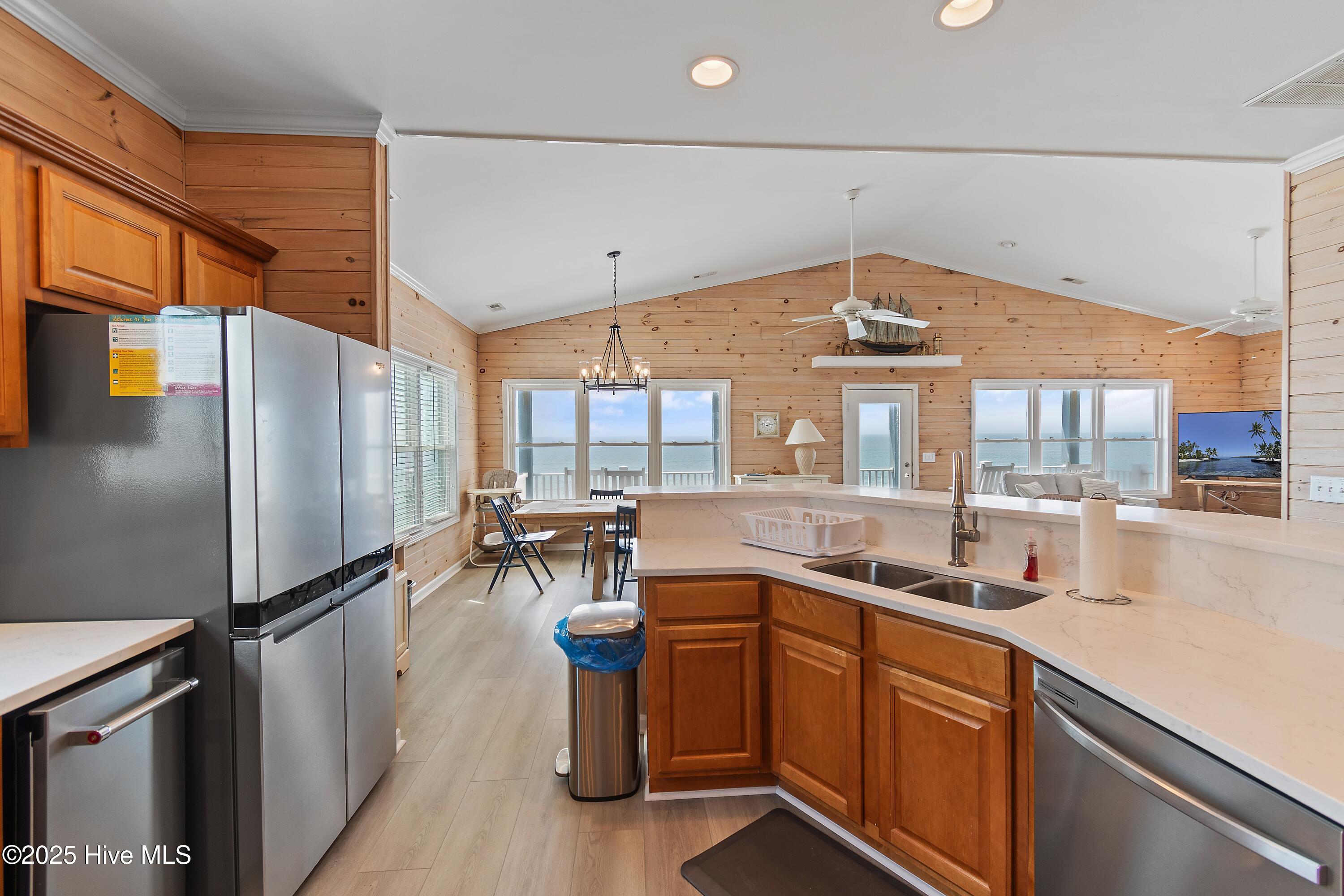 100554405 | Photo 19