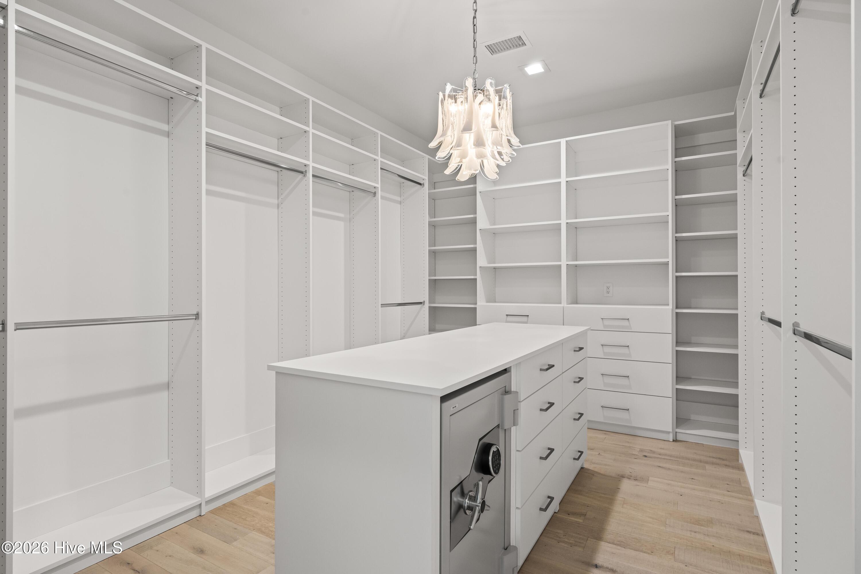 100558368 | Photo 40