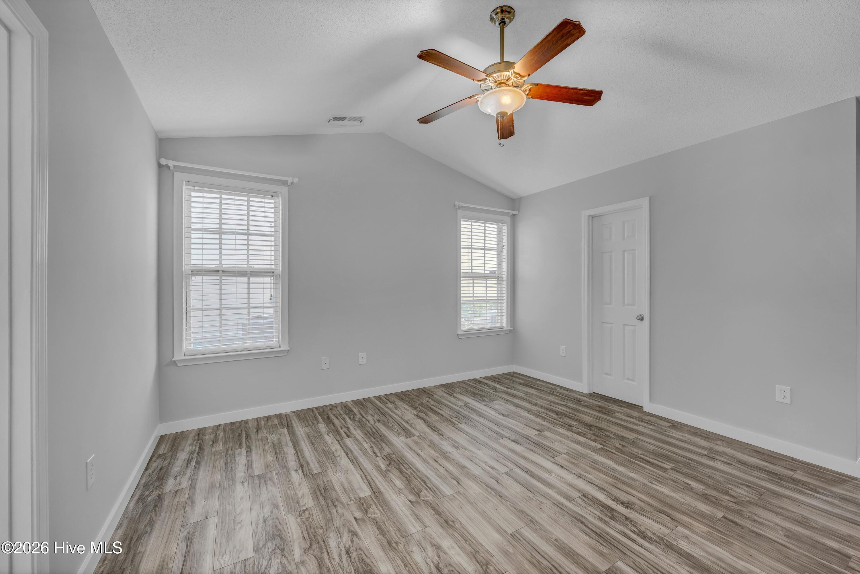 100560995 | Photo 12