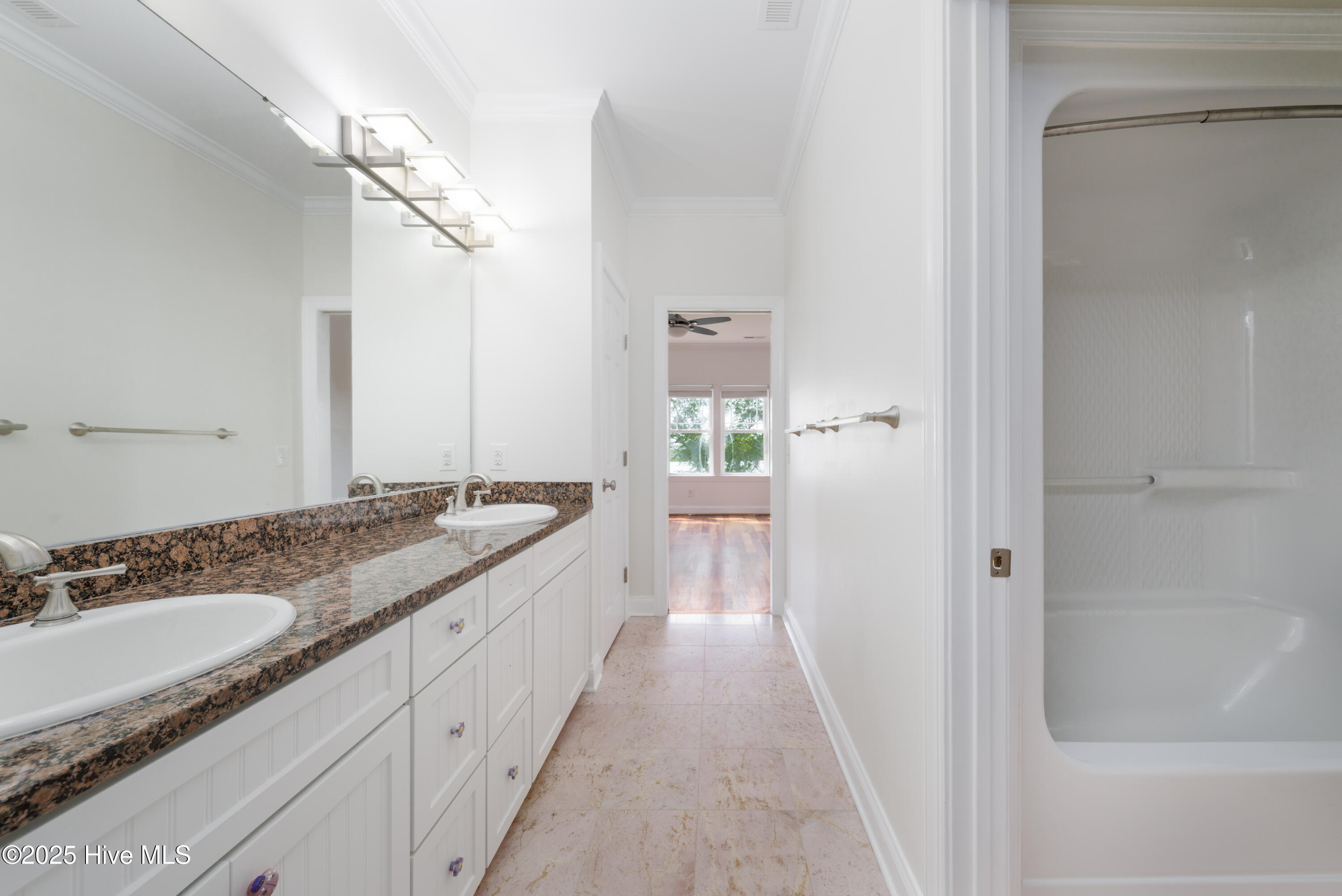 100510082 | Photo 37