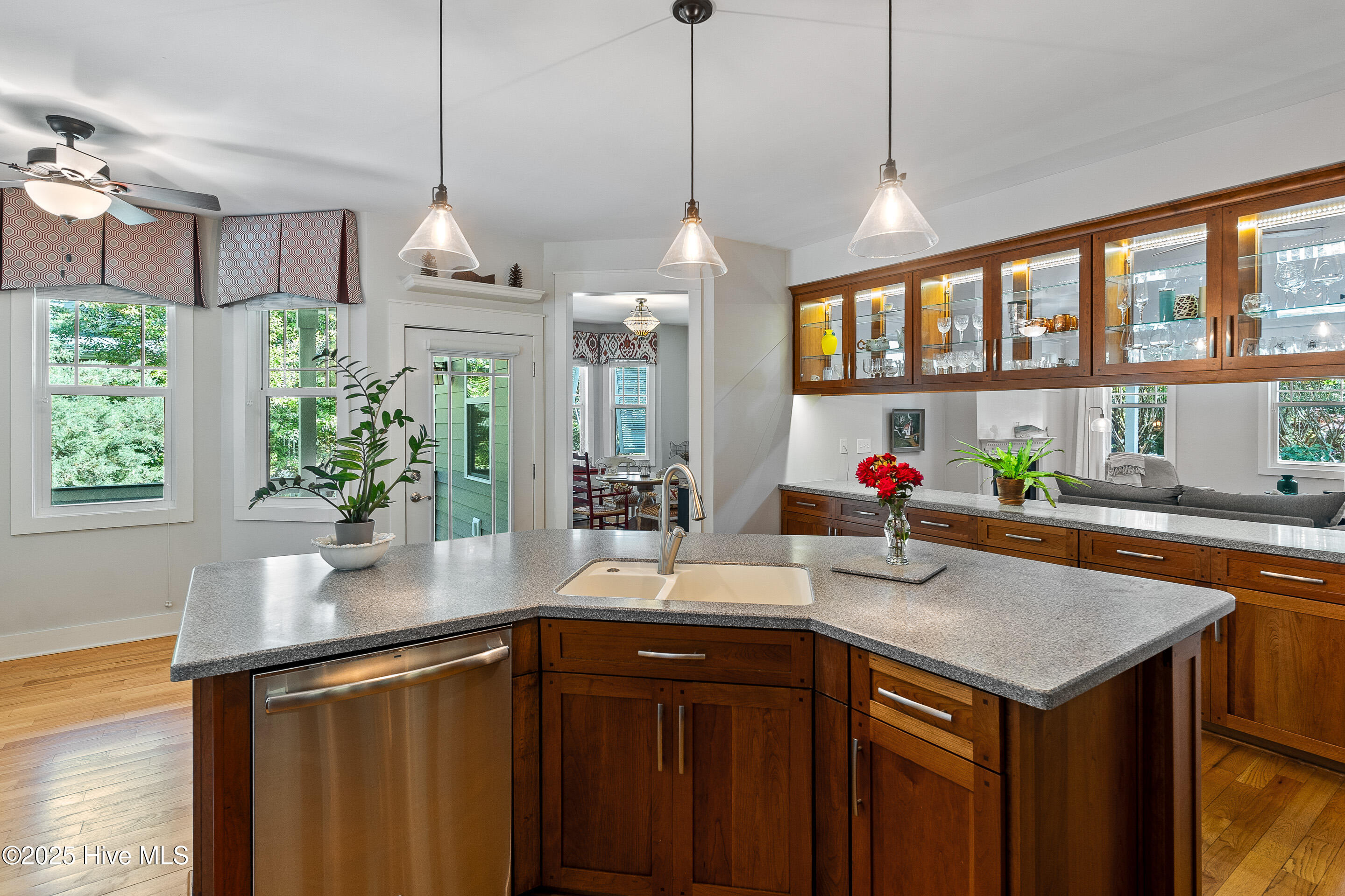 100505939 | Photo 17