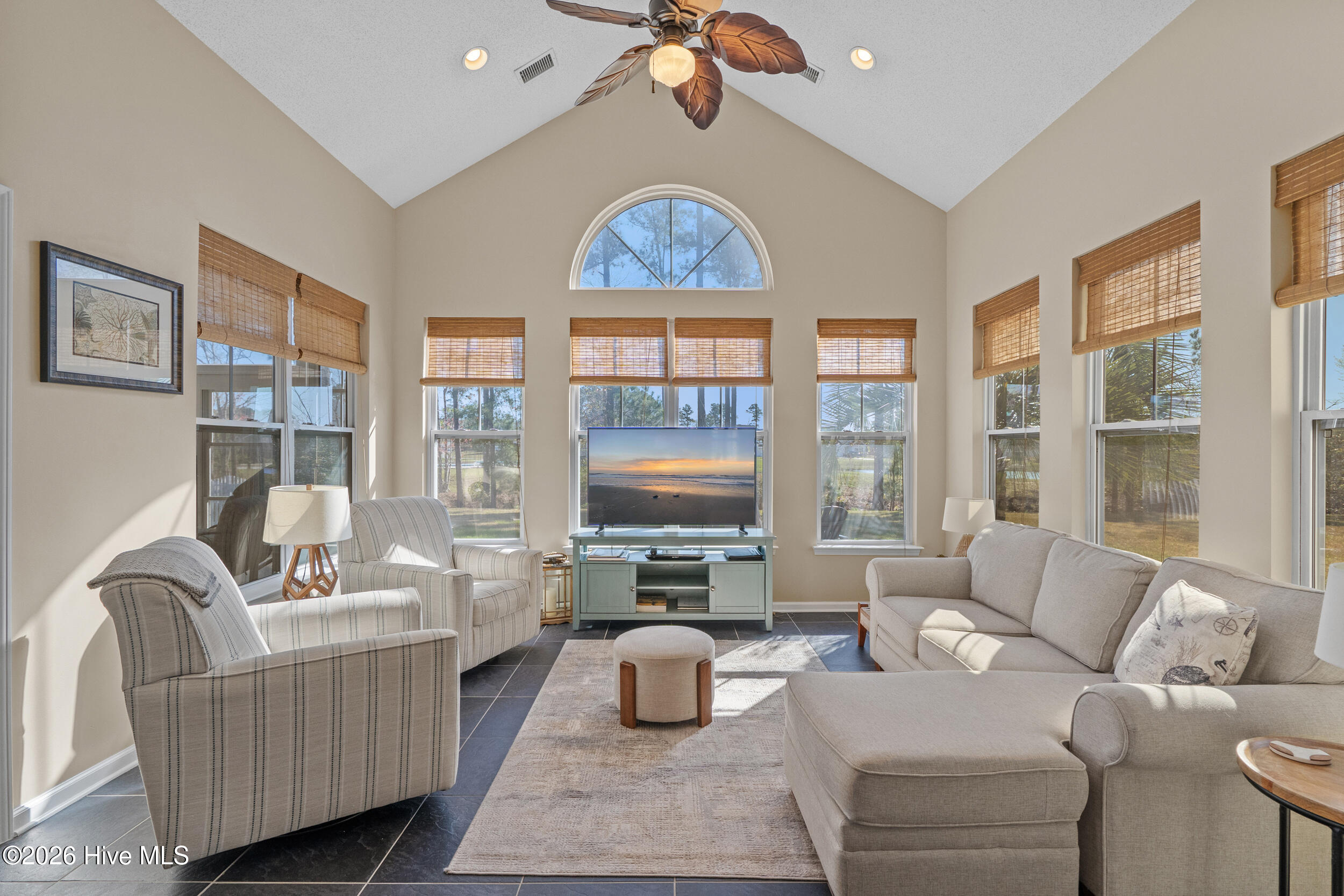 100562185 | Photo 25