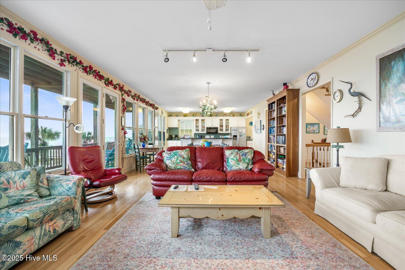 100526123 | Photo 31