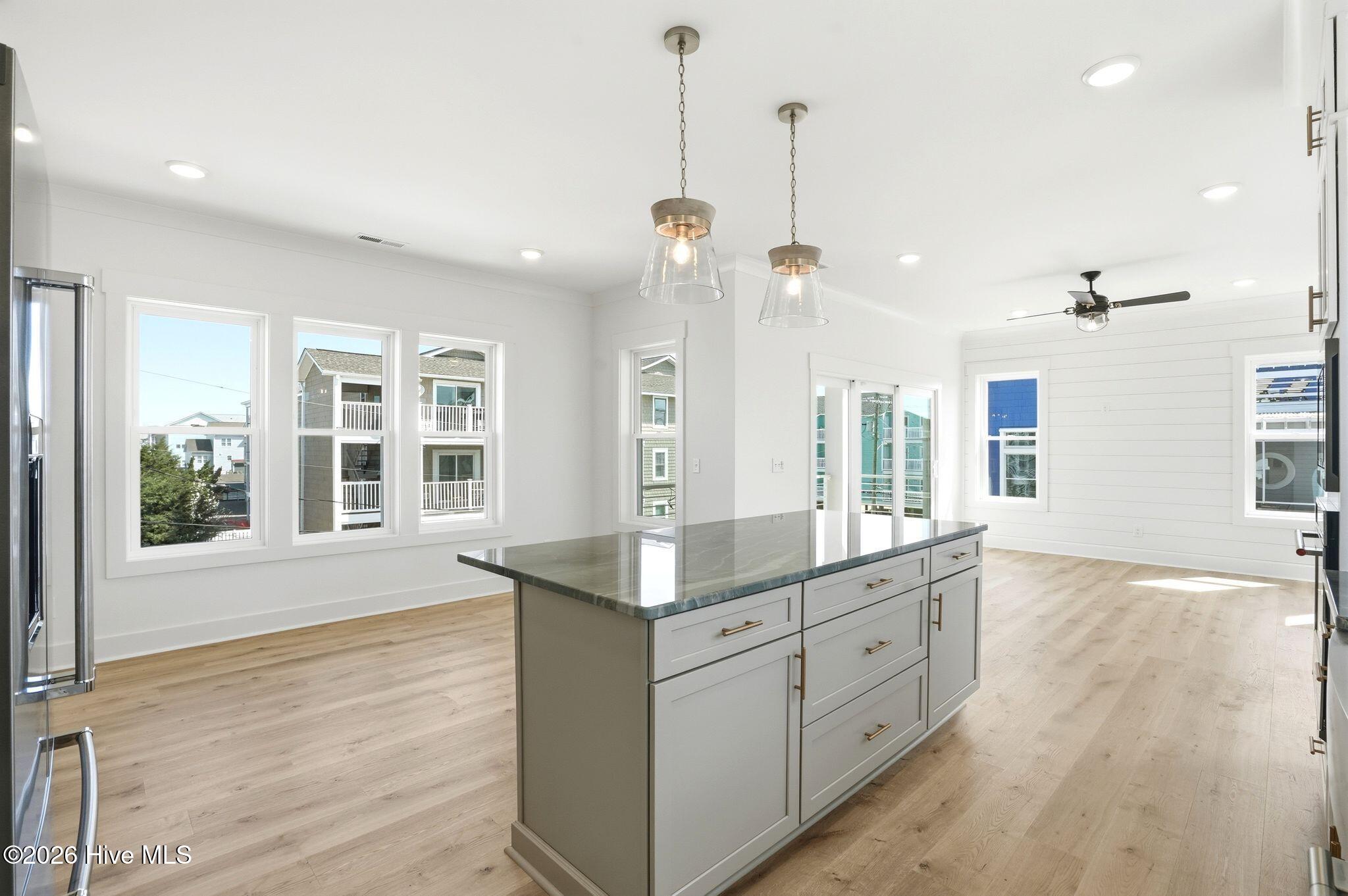 100561284 | Photo 53