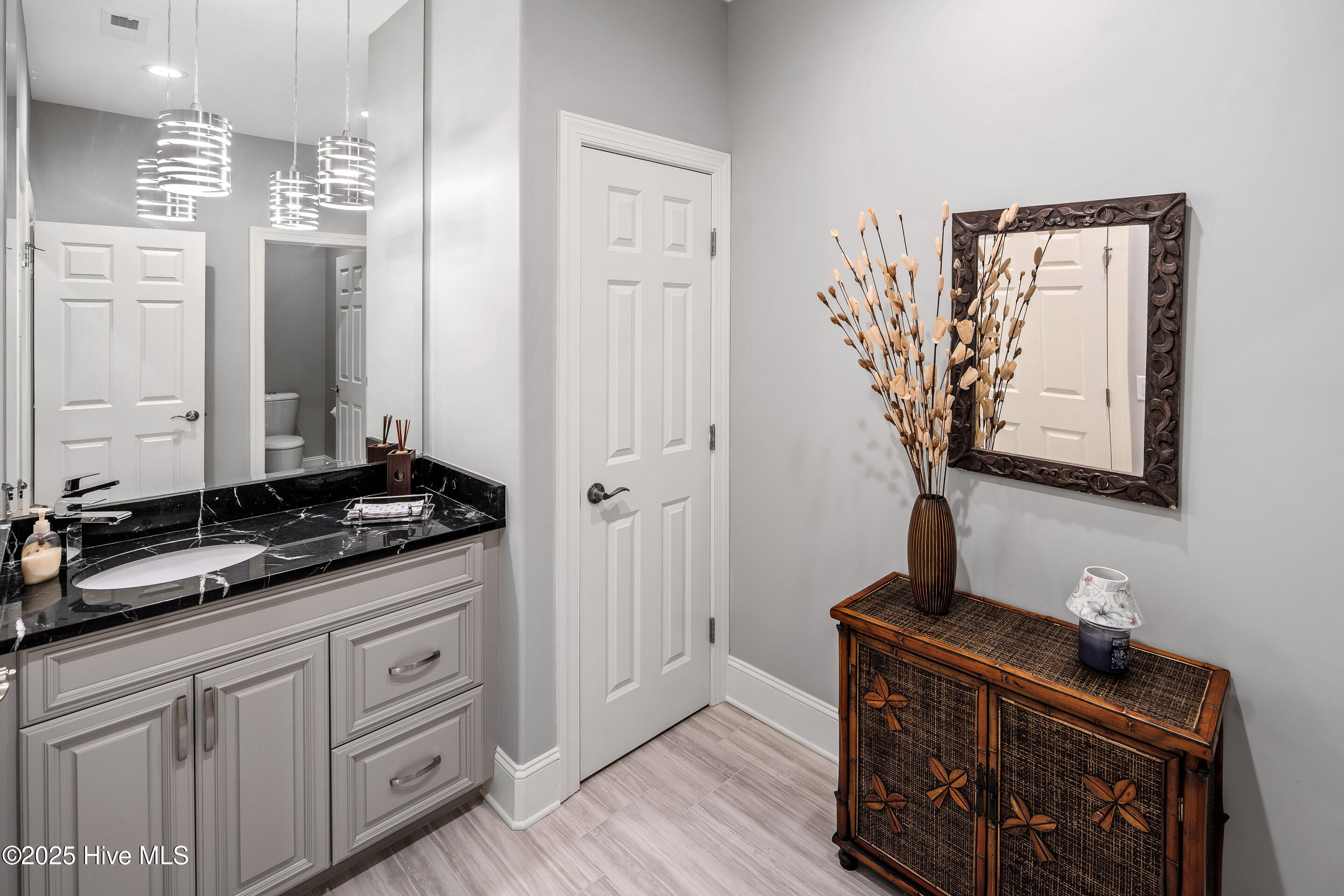 100549058 | Photo 37