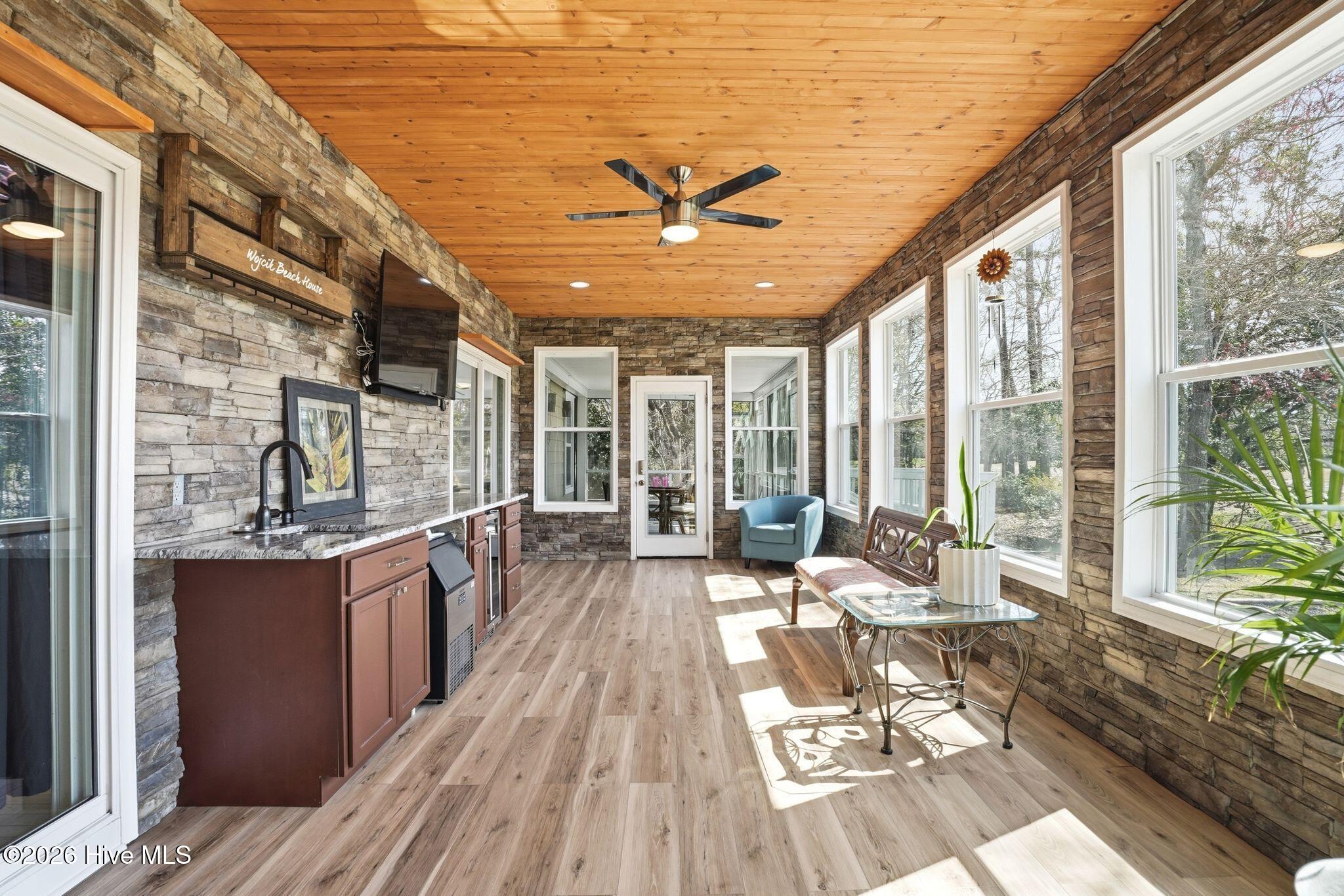 100560935 | Photo 70