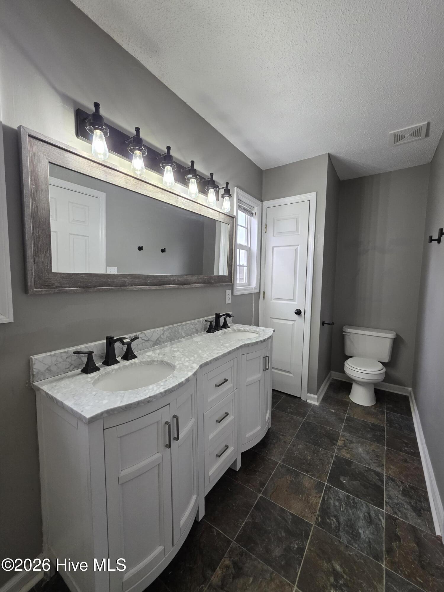 100555811 | Photo 15