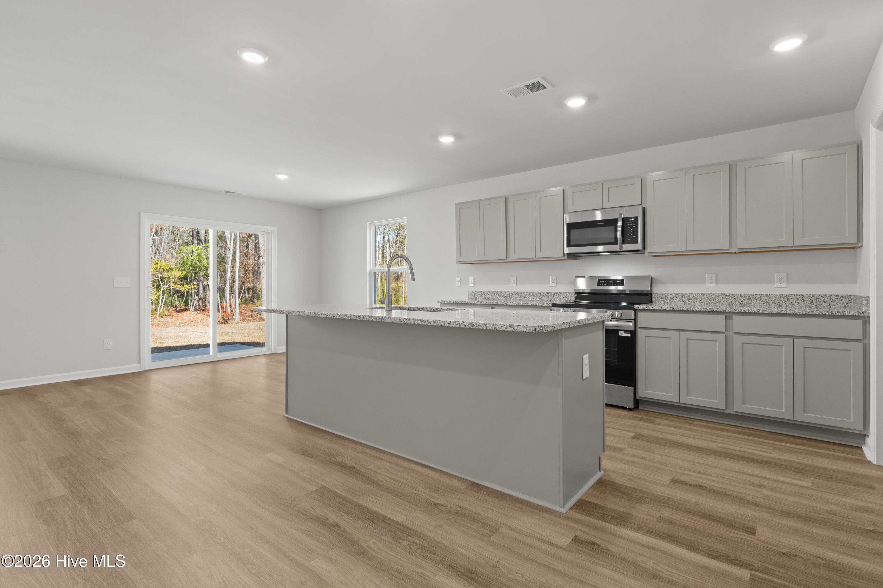 100552120 | Photo 18