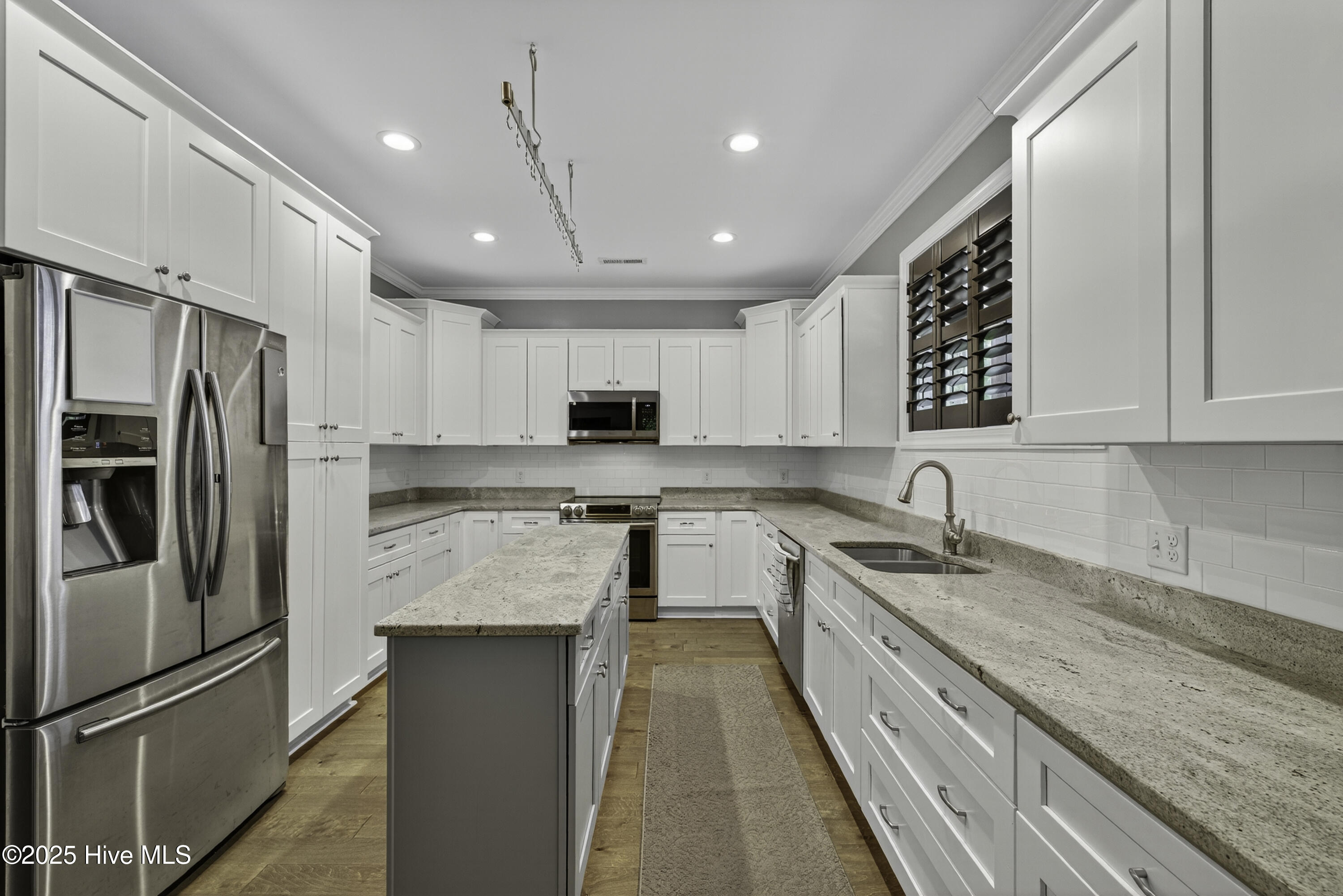 100536427 | Photo 22