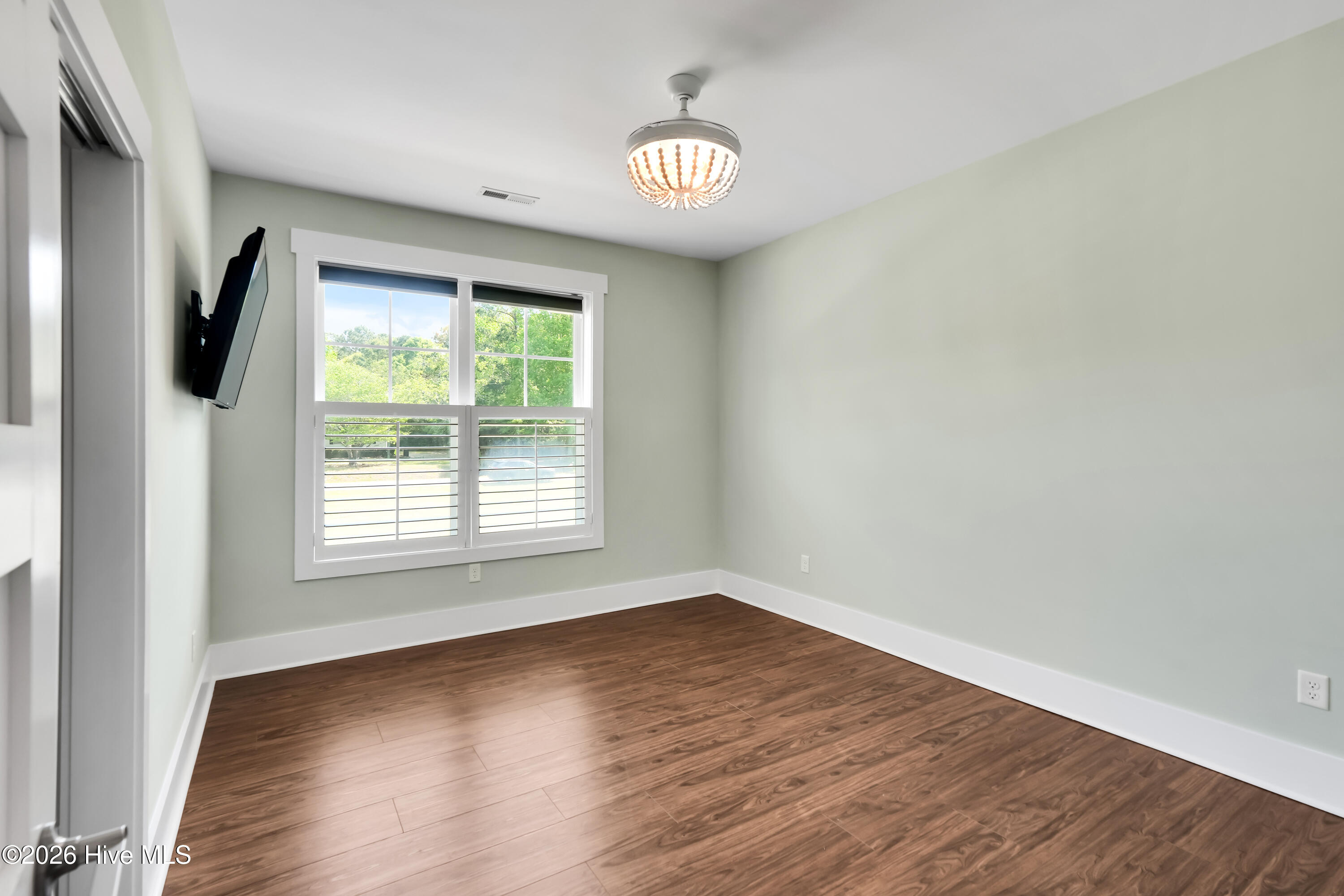 100567914 | Photo 36