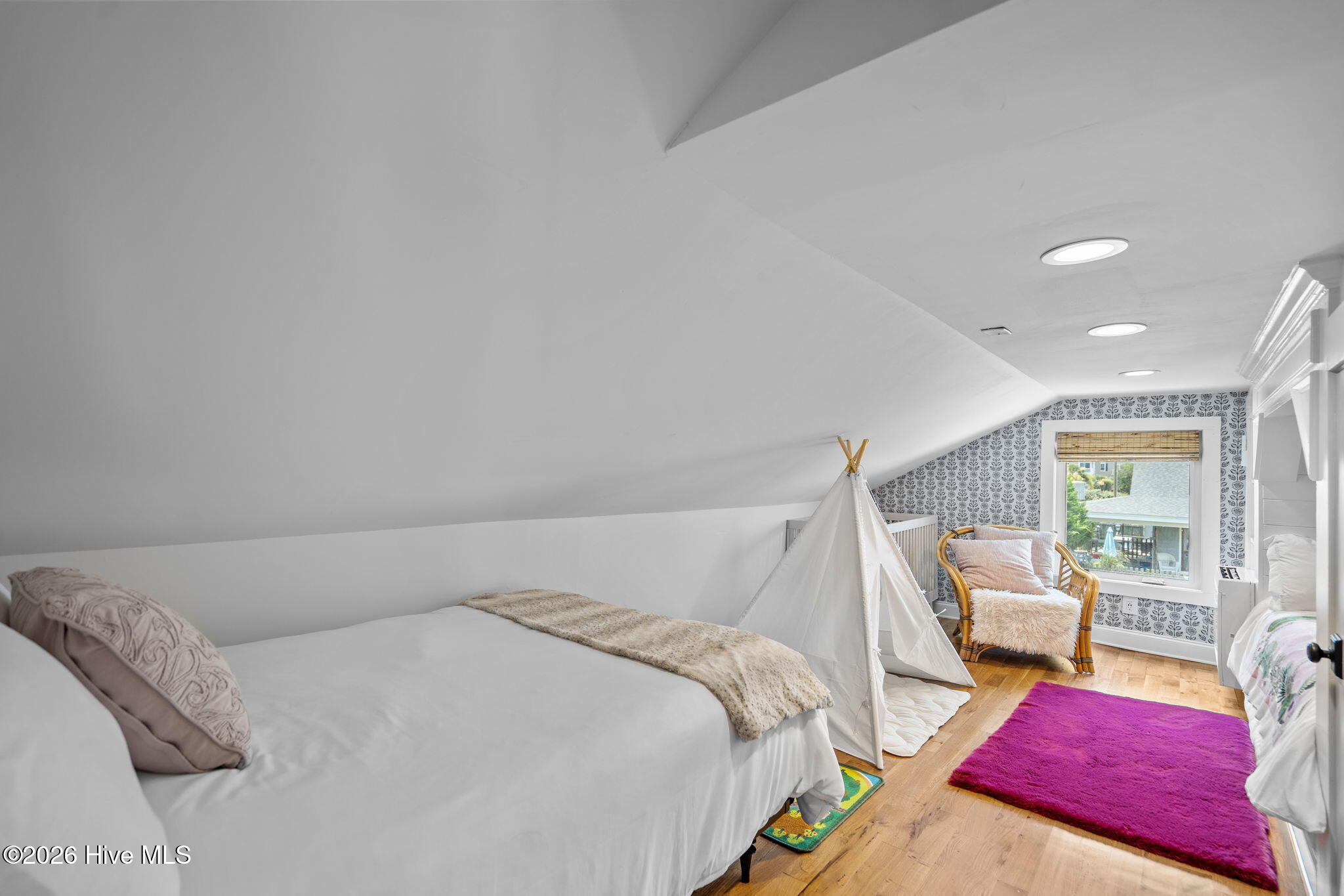 100560357 | Photo 47