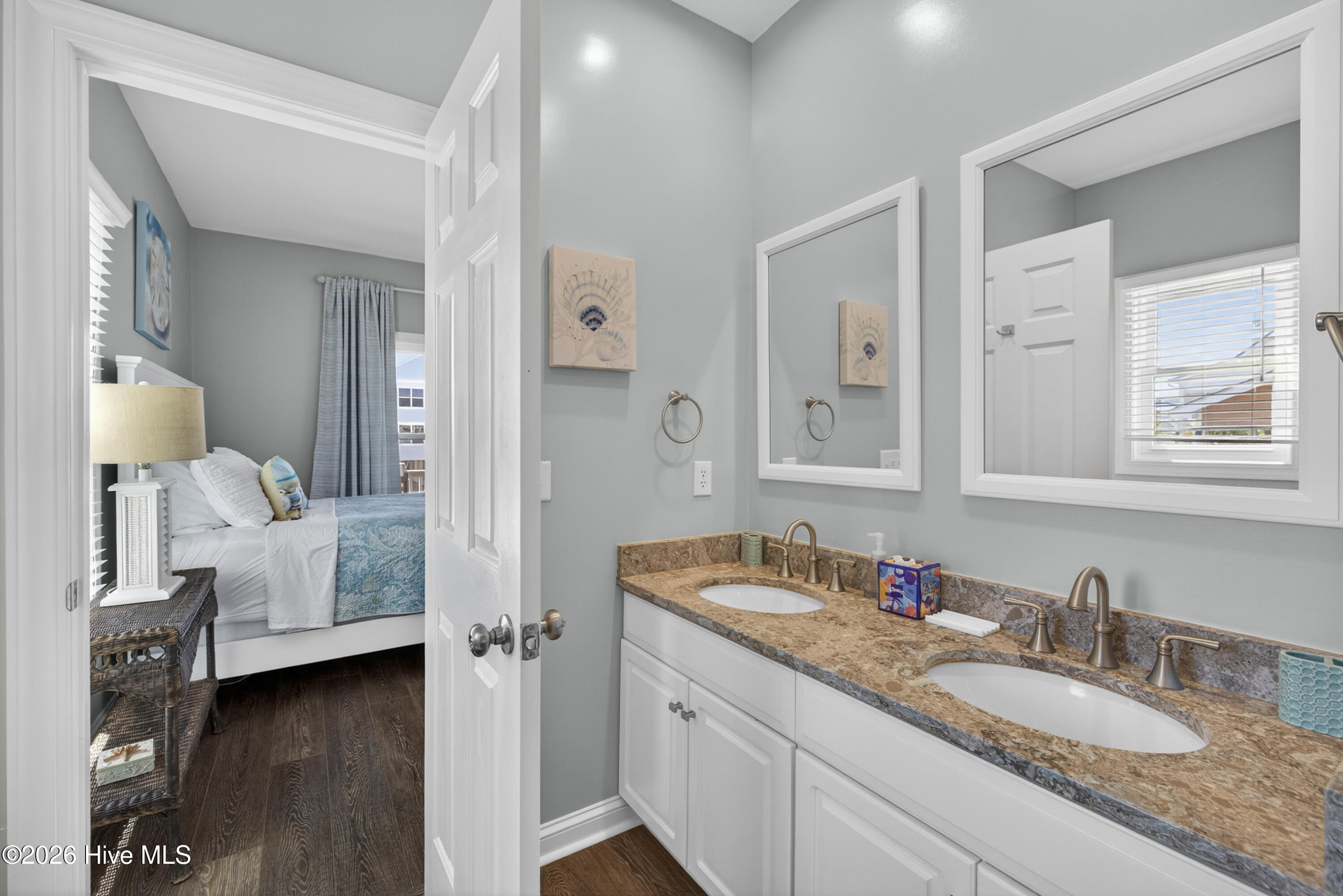 100568247 | Photo 44