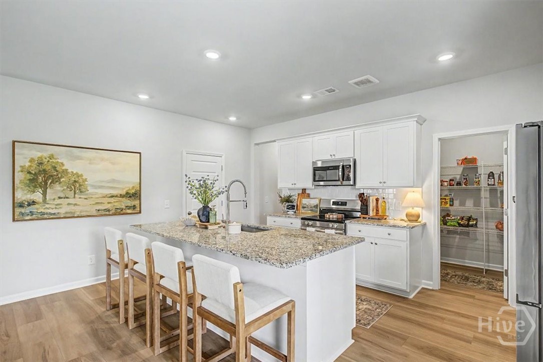 Kitchen with breakfast bar