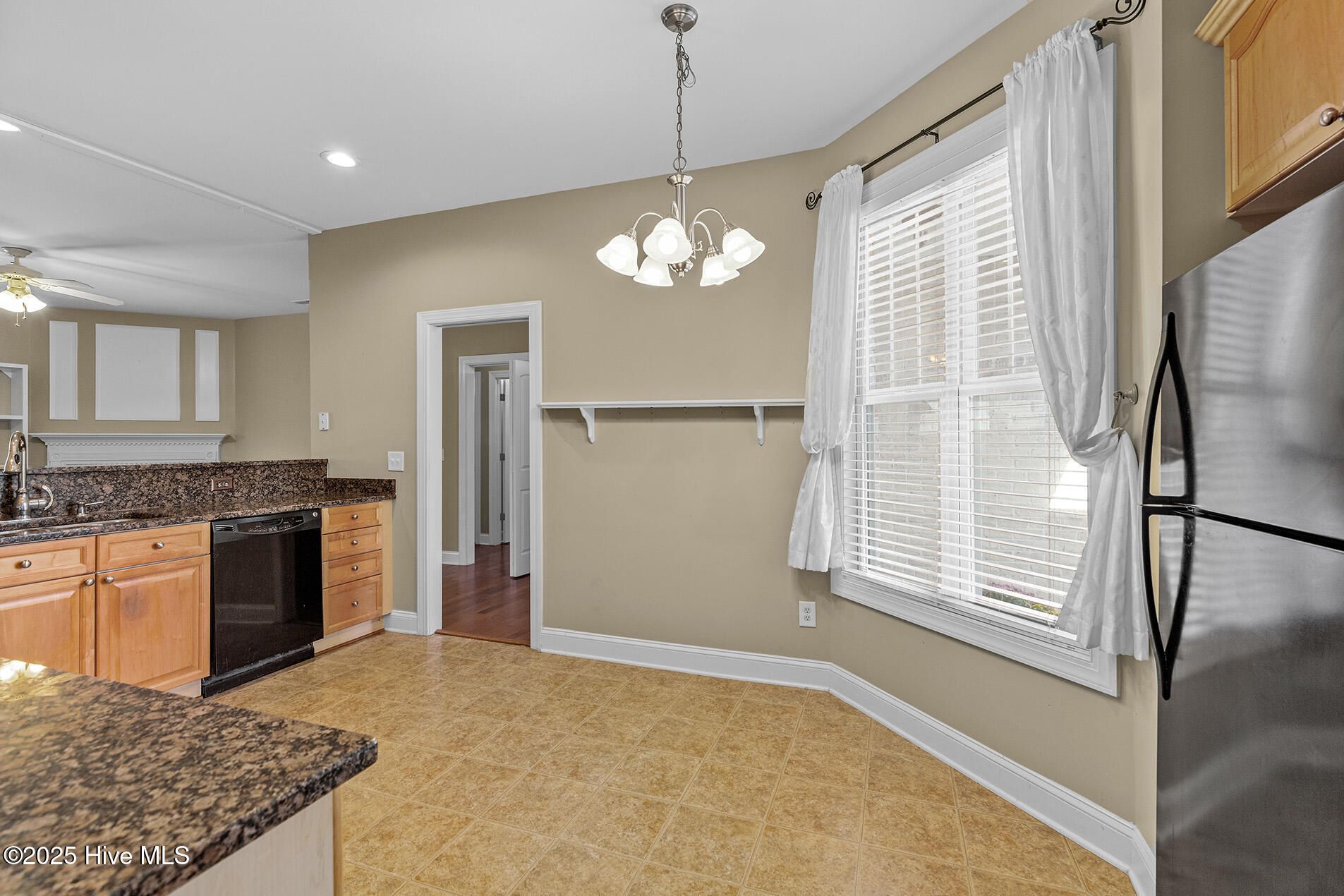 100537210 | Photo 12