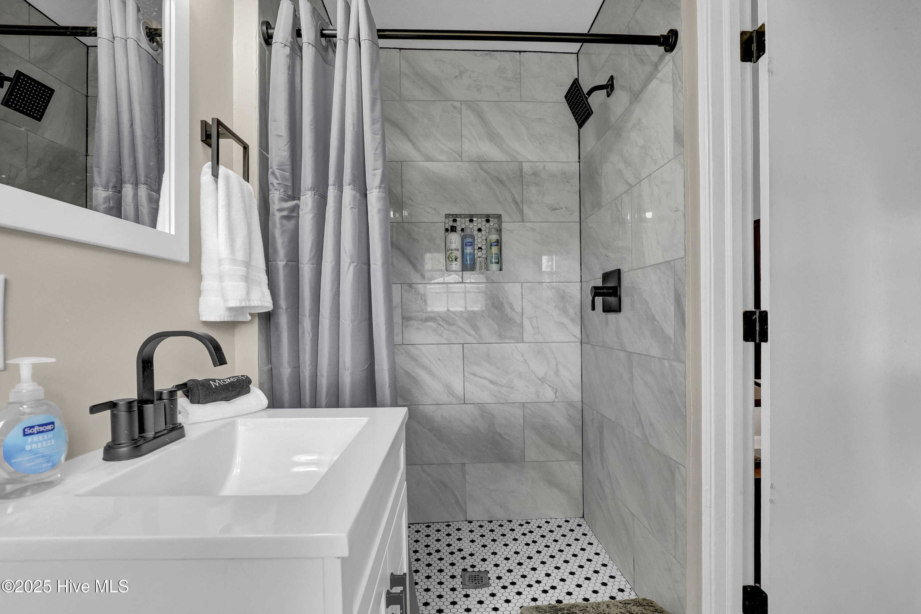 100566321 | Photo 16