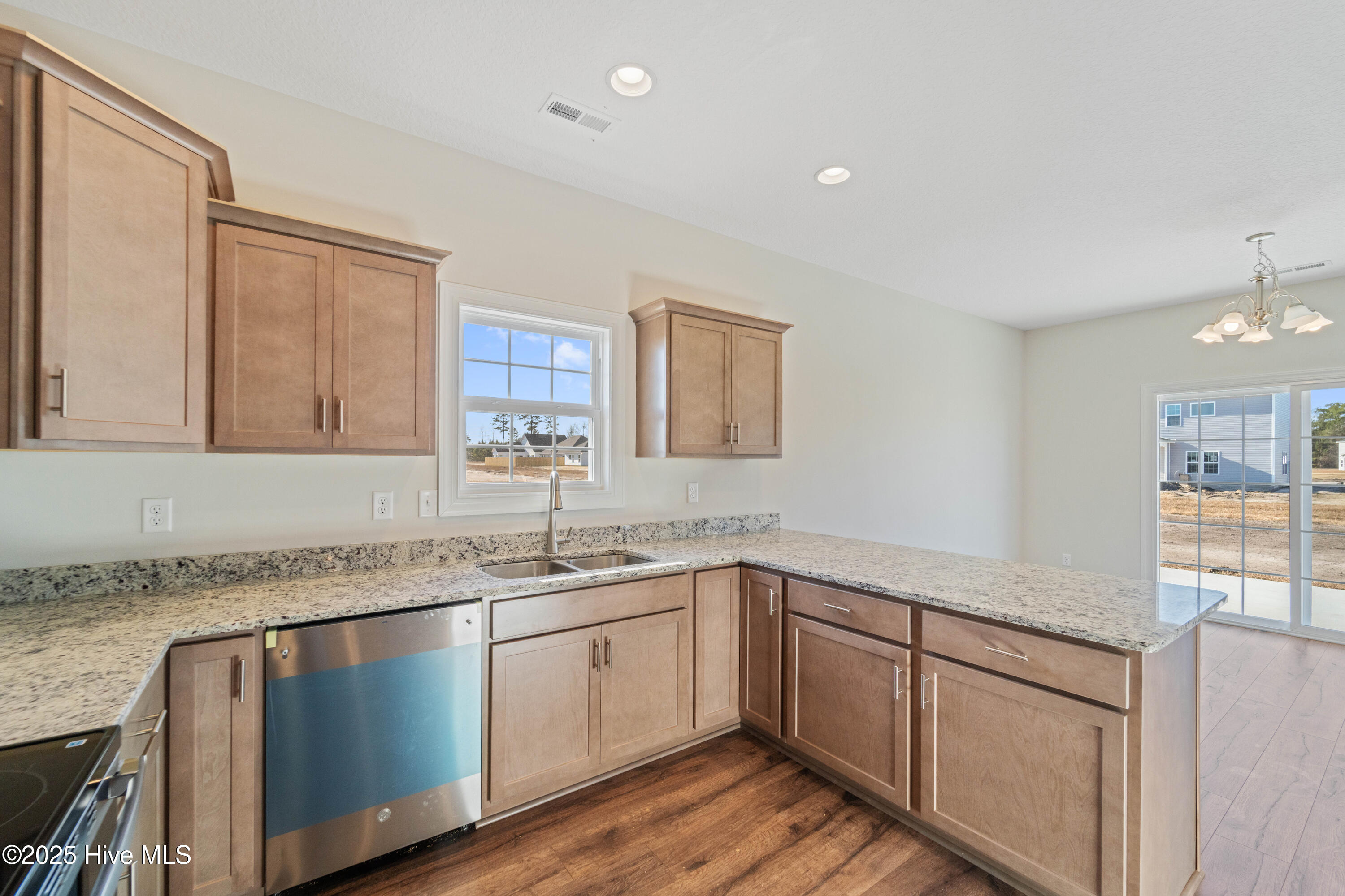 100521805 | Photo 13