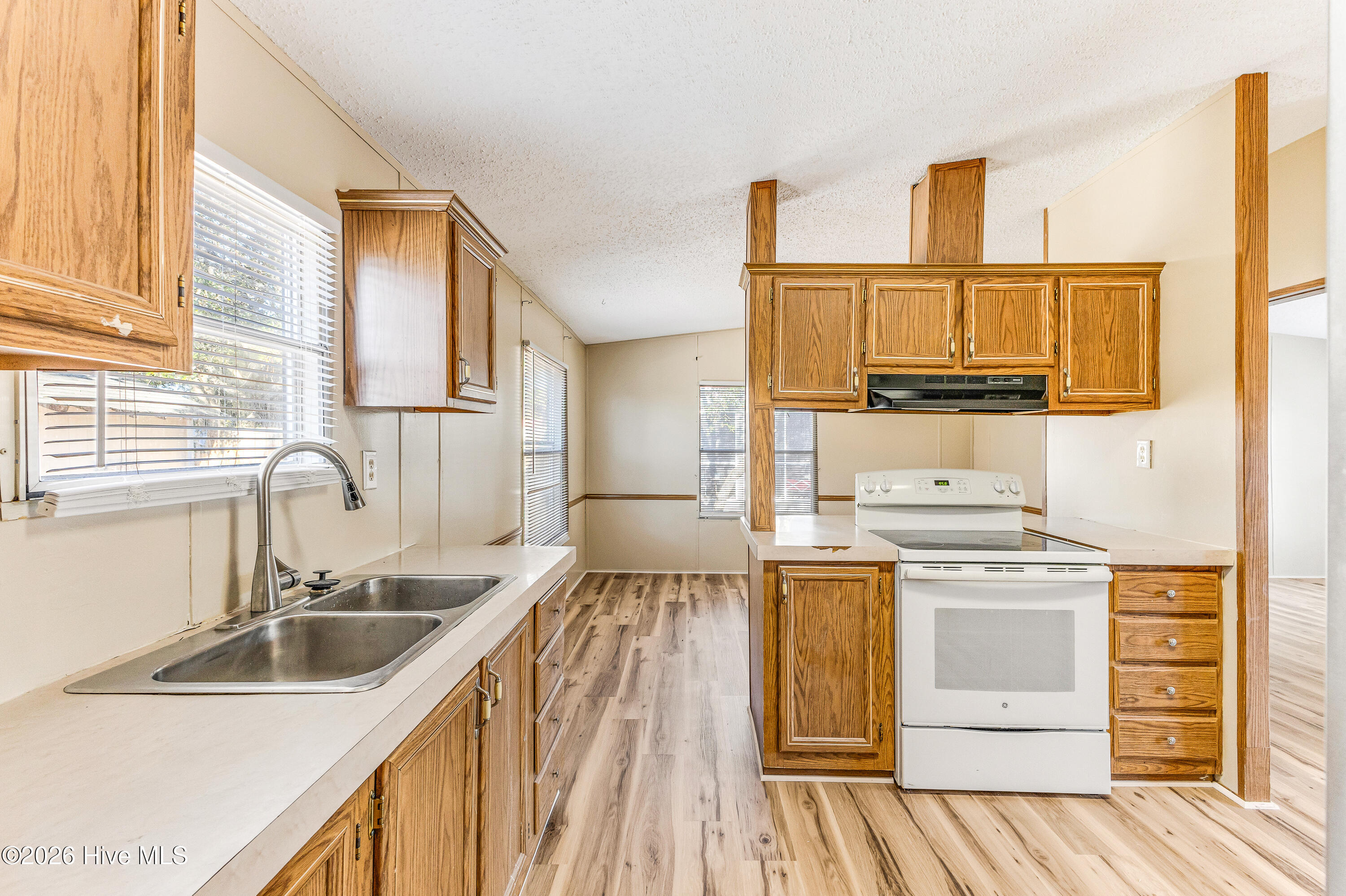 100564179 | Photo 25