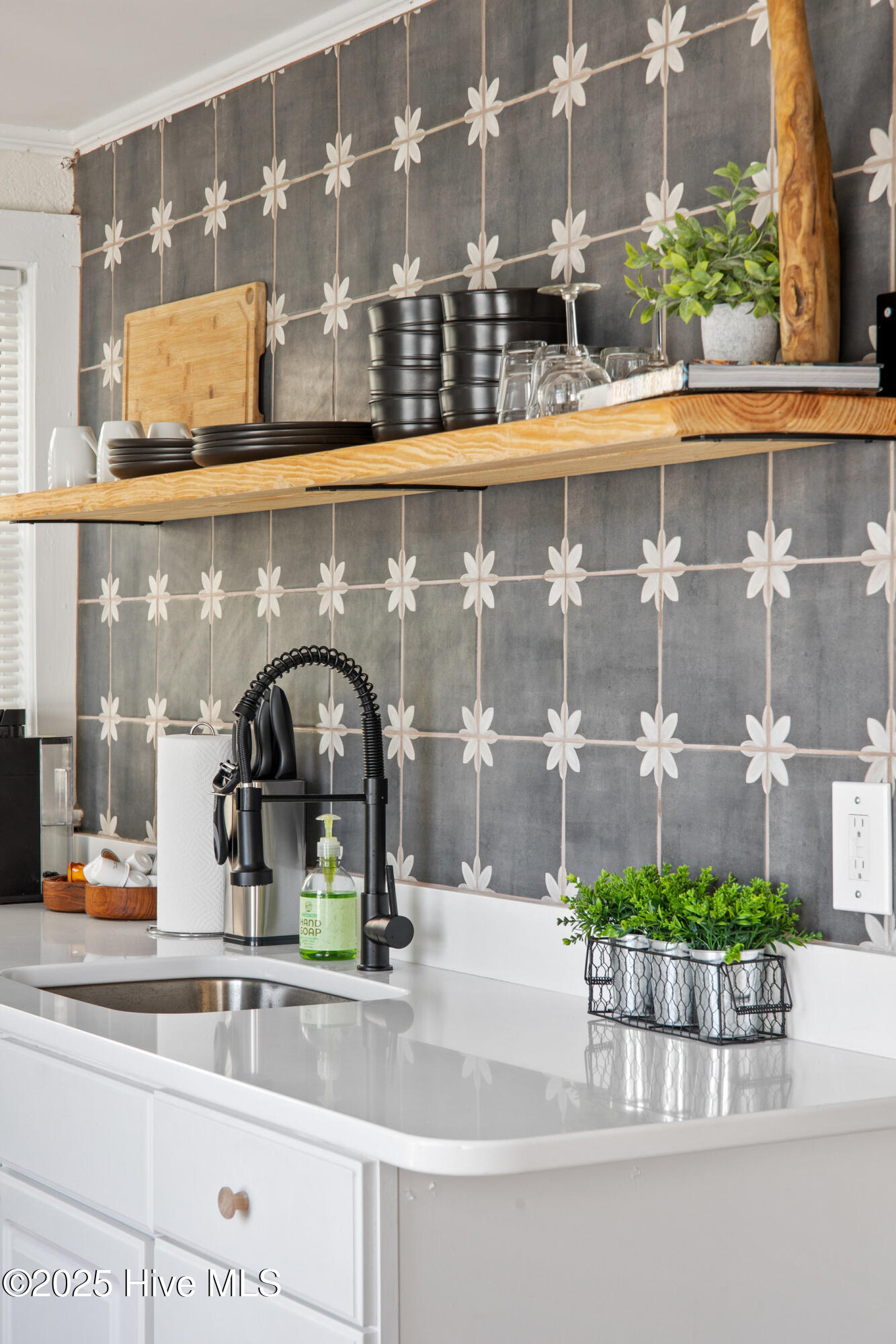 100540580 | Photo 11