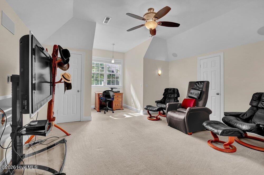 100568961 | Photo 41