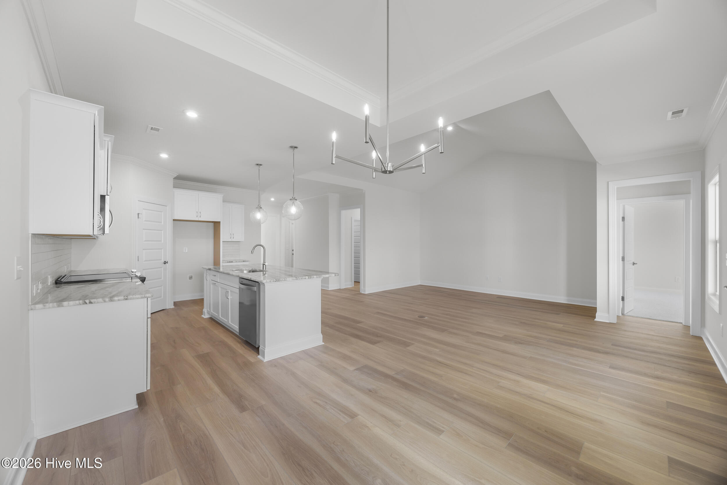 100561825 | Photo 16