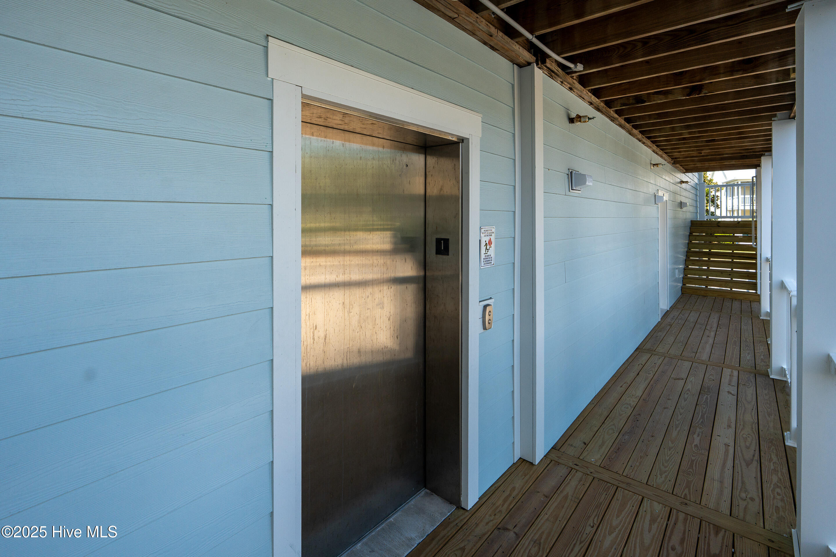 100531828 | Photo 10