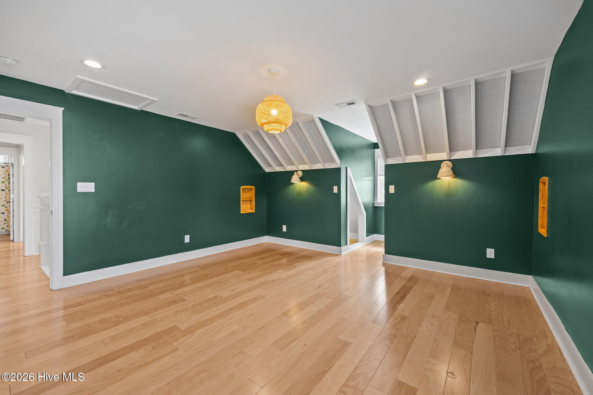 100558576 | Photo 46