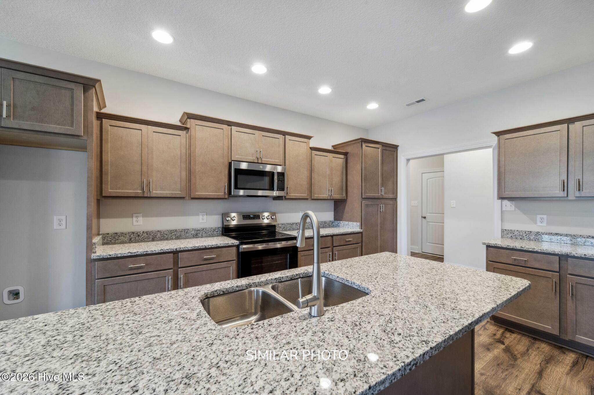 100556220 | Photo 12