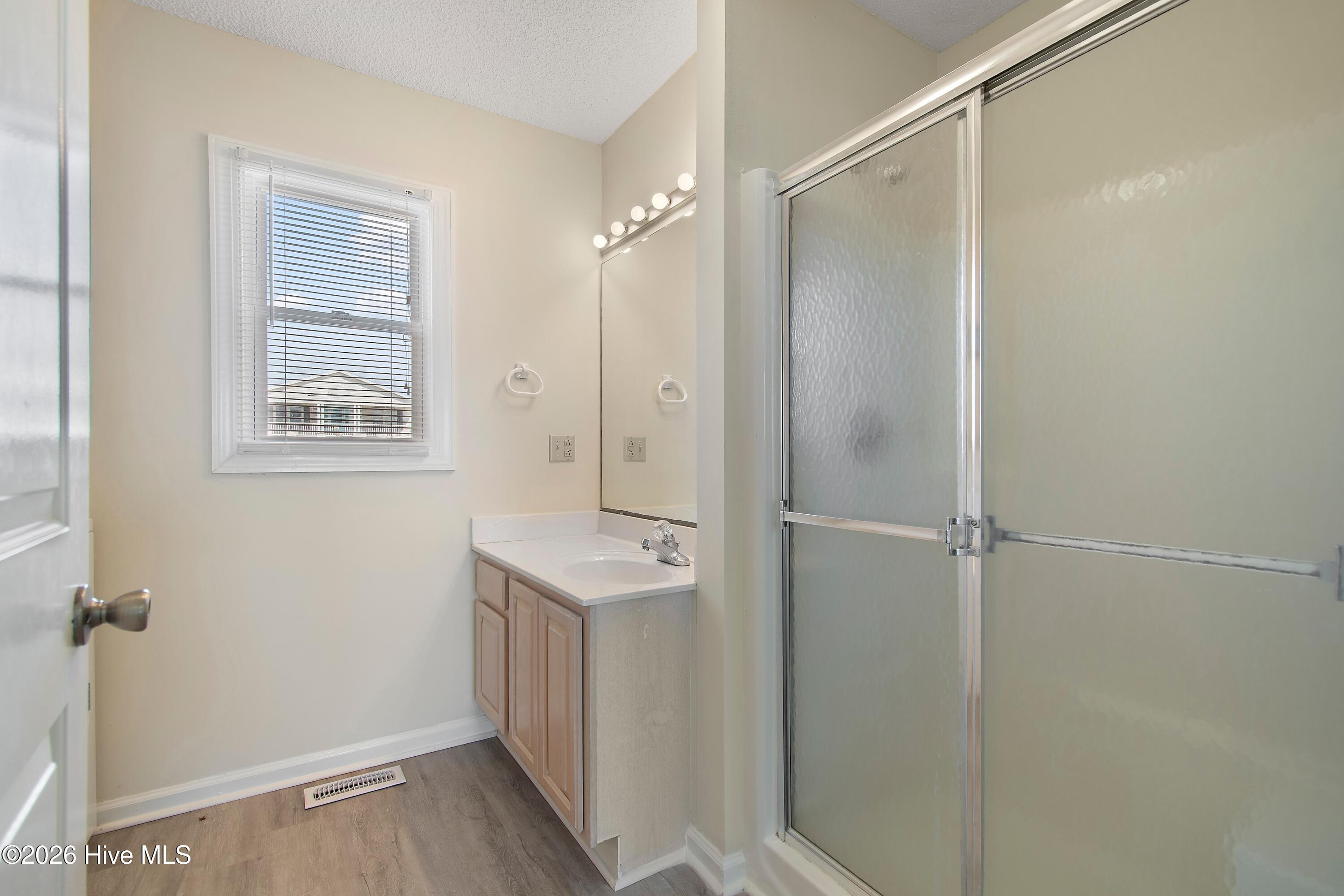 100558729 | Photo 21