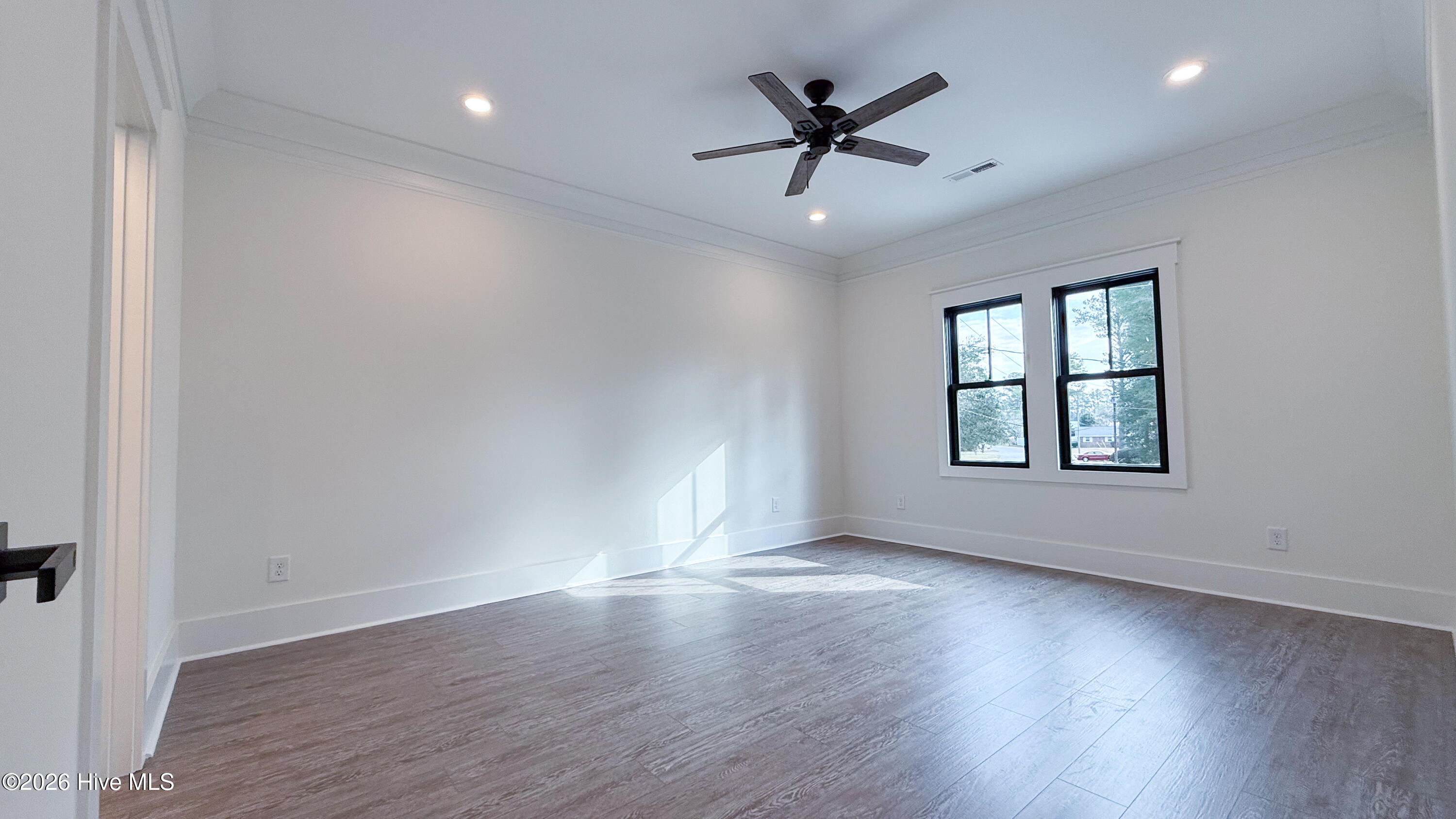 100550170 | Photo 25