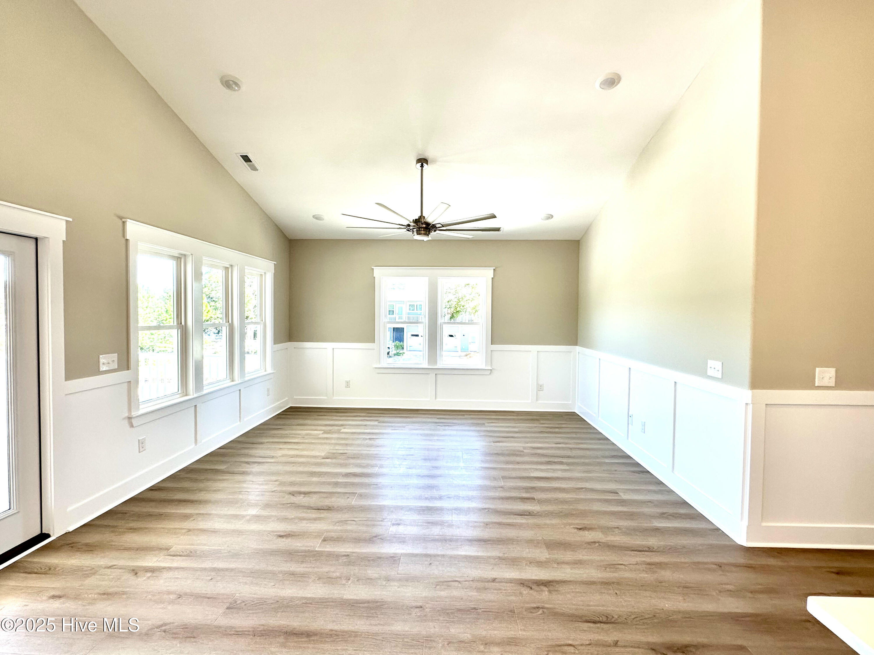 100537365 | Photo 15