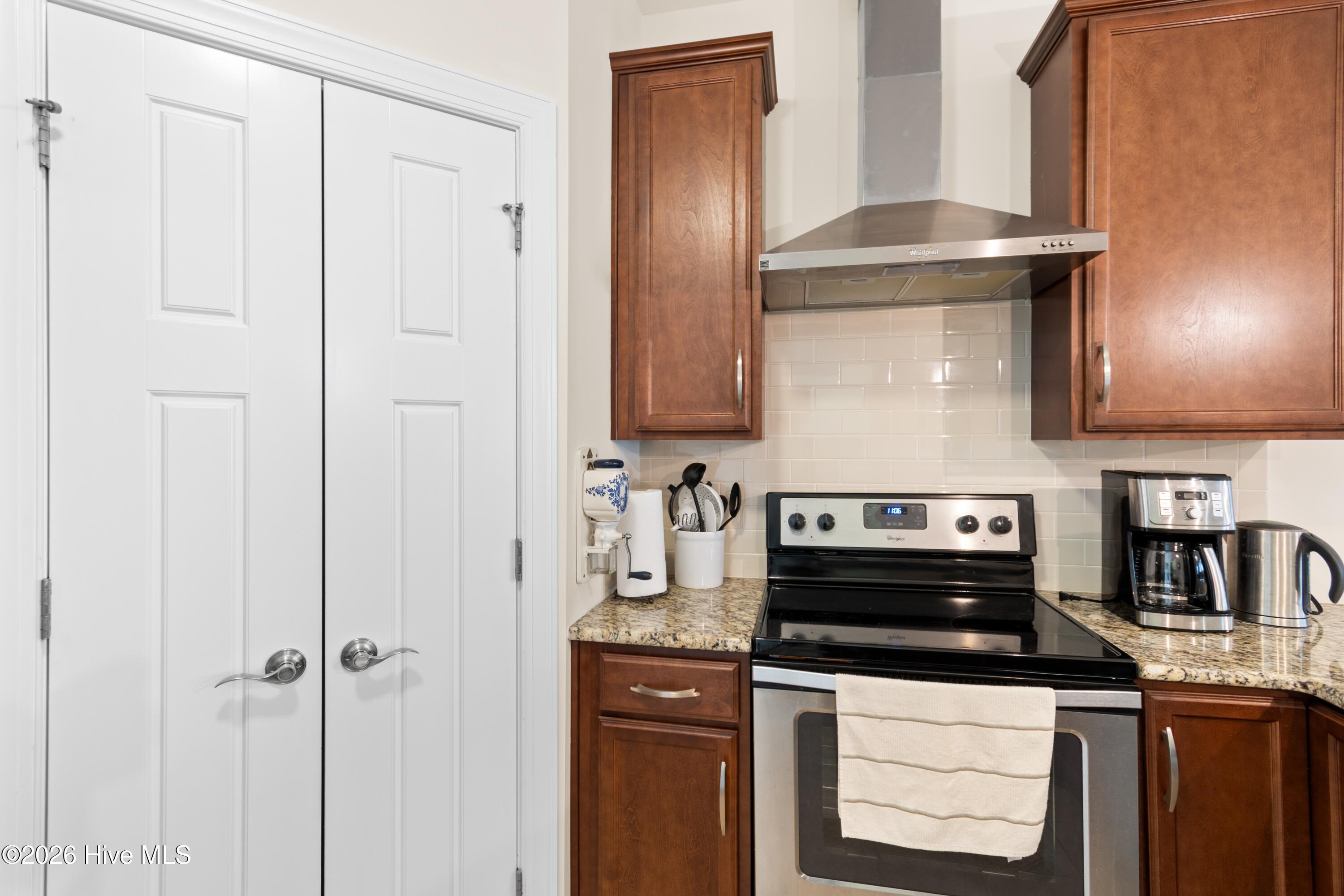 100561934 | Photo 10