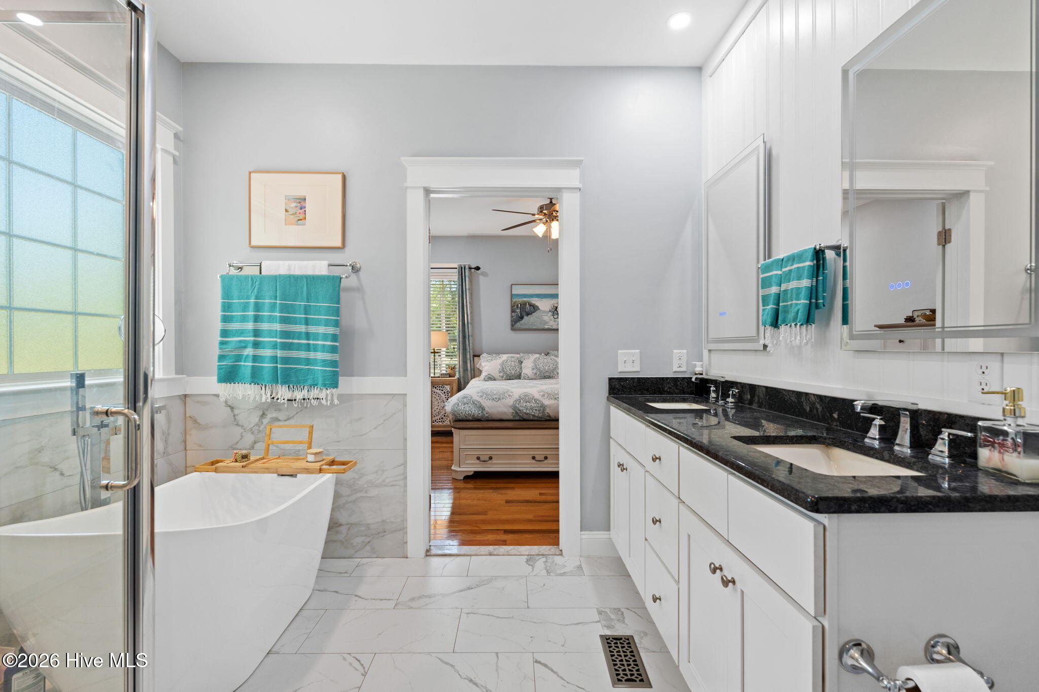 100568987 | Photo 22