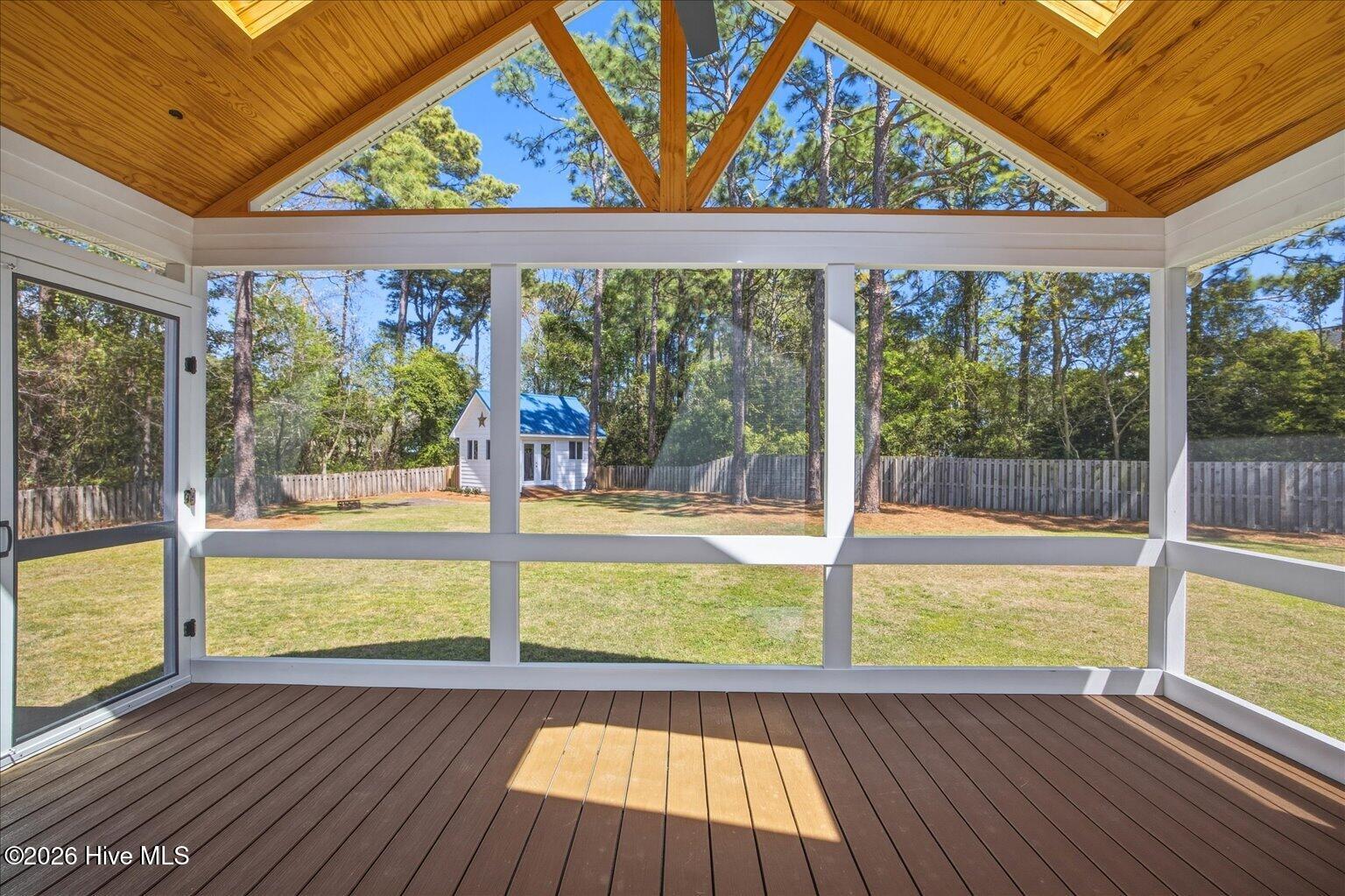 100564069 | Photo 30