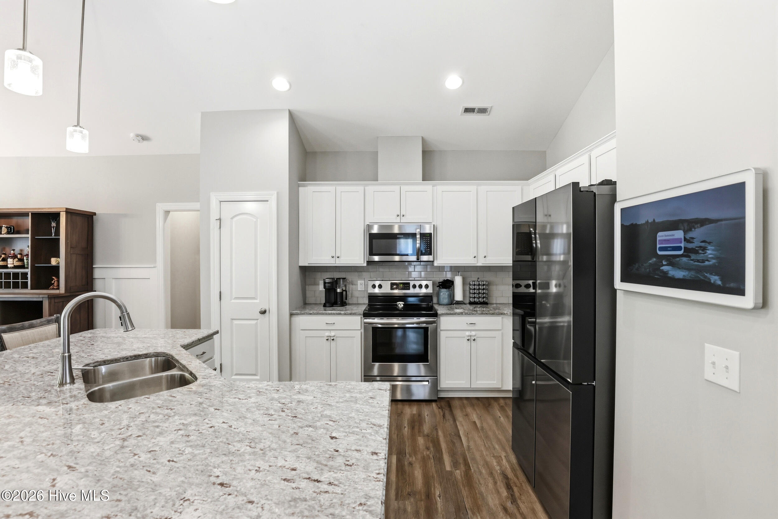 100569214 | Photo 13