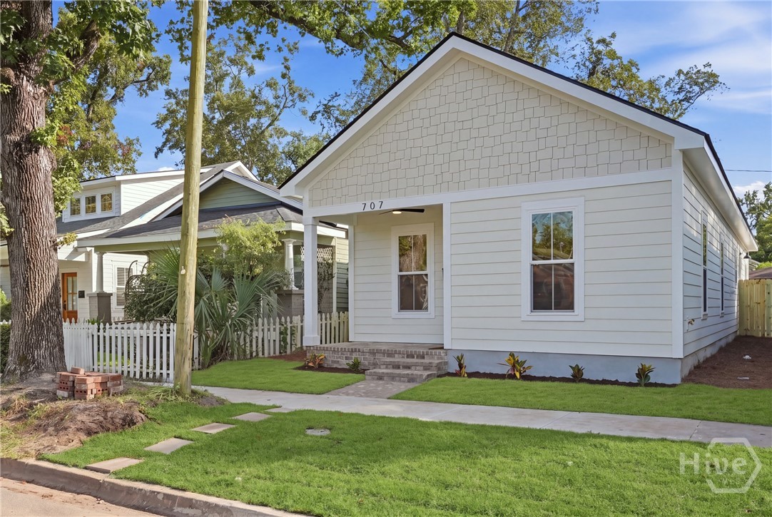 Photo 2 of Single family home for sale at 707 E 32nd Street, Savannah, GA 31401 | MLS# SA364761 | Listing updated on 2026-09-18