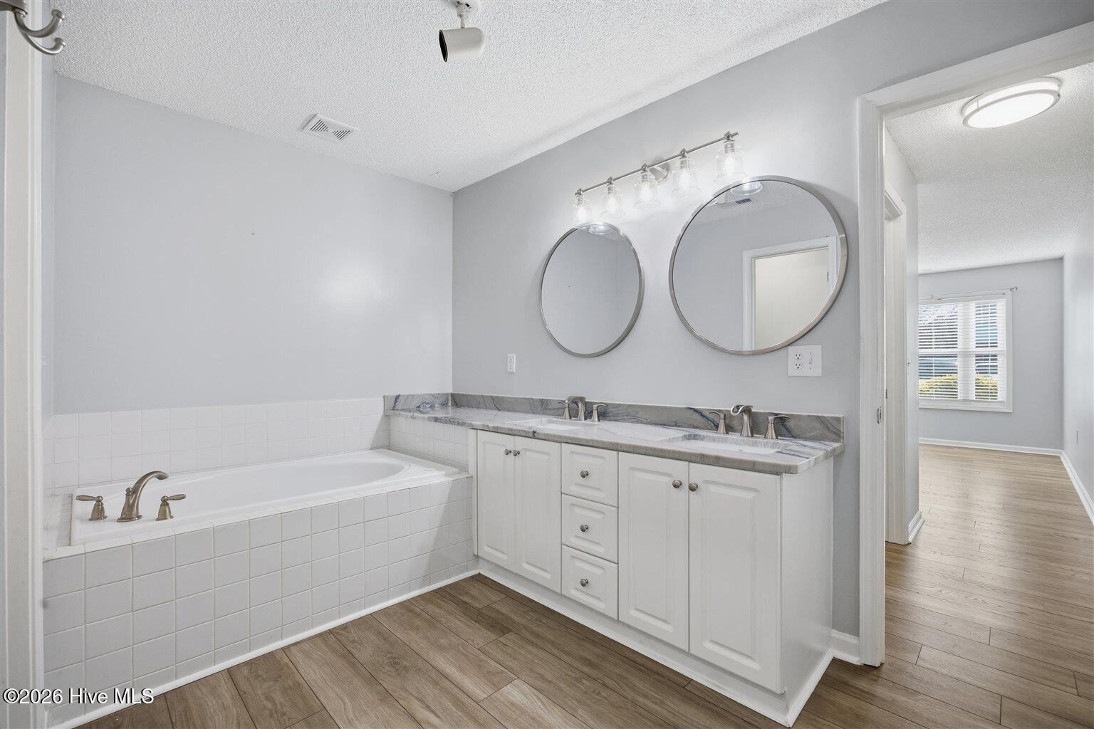 100554604 | Photo 37