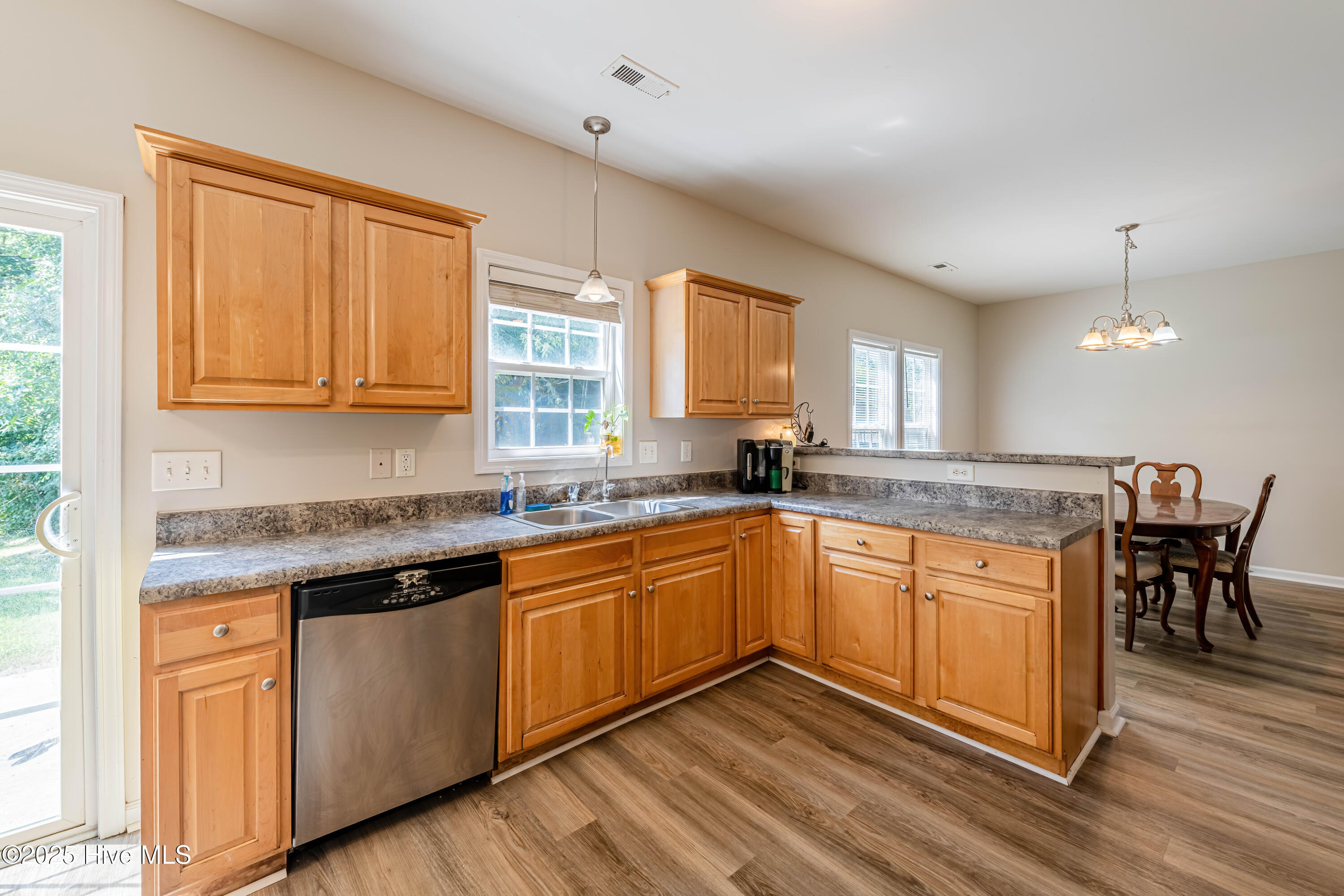 100521168 | Photo 14